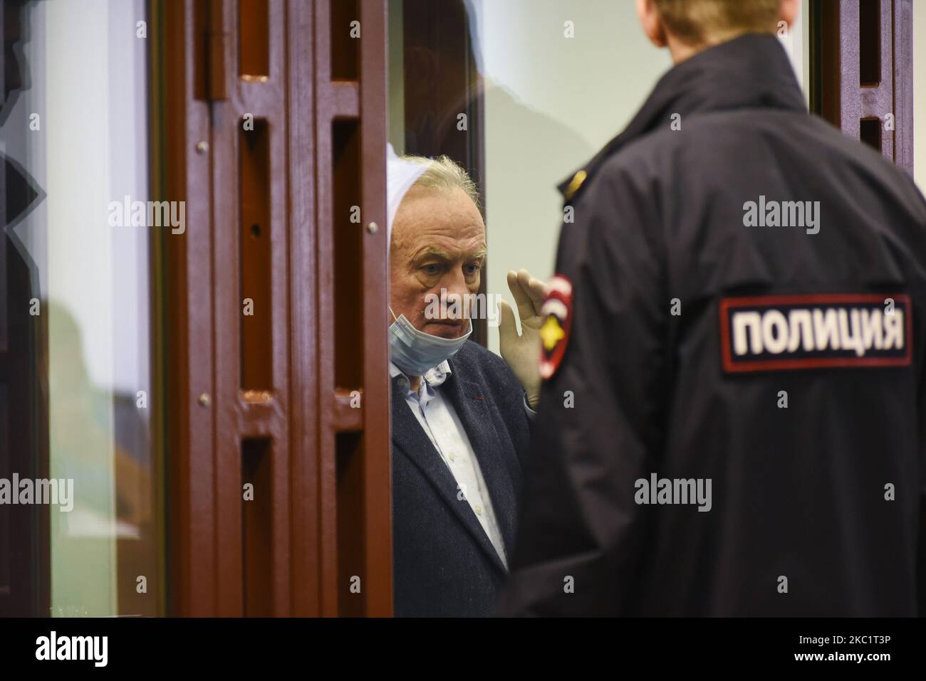 Der russische Historiker Oleg Sokolov, dem vorgeworfen wird, seine Freundin und ehemalige Studentin Anastasia Jeschtschenko getötet zu haben, wartet am 14. Oktober 2020 in einem Gerichtssaal in St. Petersburg, Russland. (Foto von Sergey Nikolaev/NurPhoto) Stockfoto