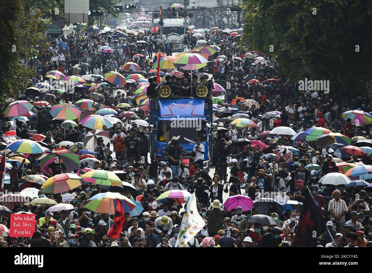 Thailändische Demonstranten steuern während einer regierungsfeindlichen Kundgebung in Bangkok, Thailand, am 14. Oktober 2020, auf das Regierungsgebäude zu. (Foto von Anusak Laowias/NurPhoto) Stockfoto