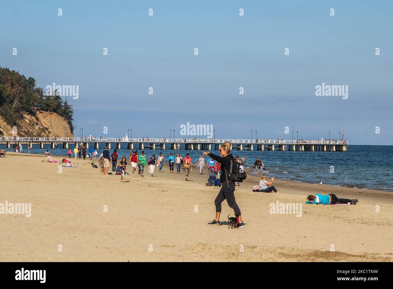 Am 20. September 2020 werden in Gdynia, Polen, die letzten warmen Sommertage mit Spaziergängen, Joggen und Ausruhen an der Ostseeküste nahe der Orlowski-Klippe gesehen (Foto: Michal Fludra/NurPhoto) Stockfoto