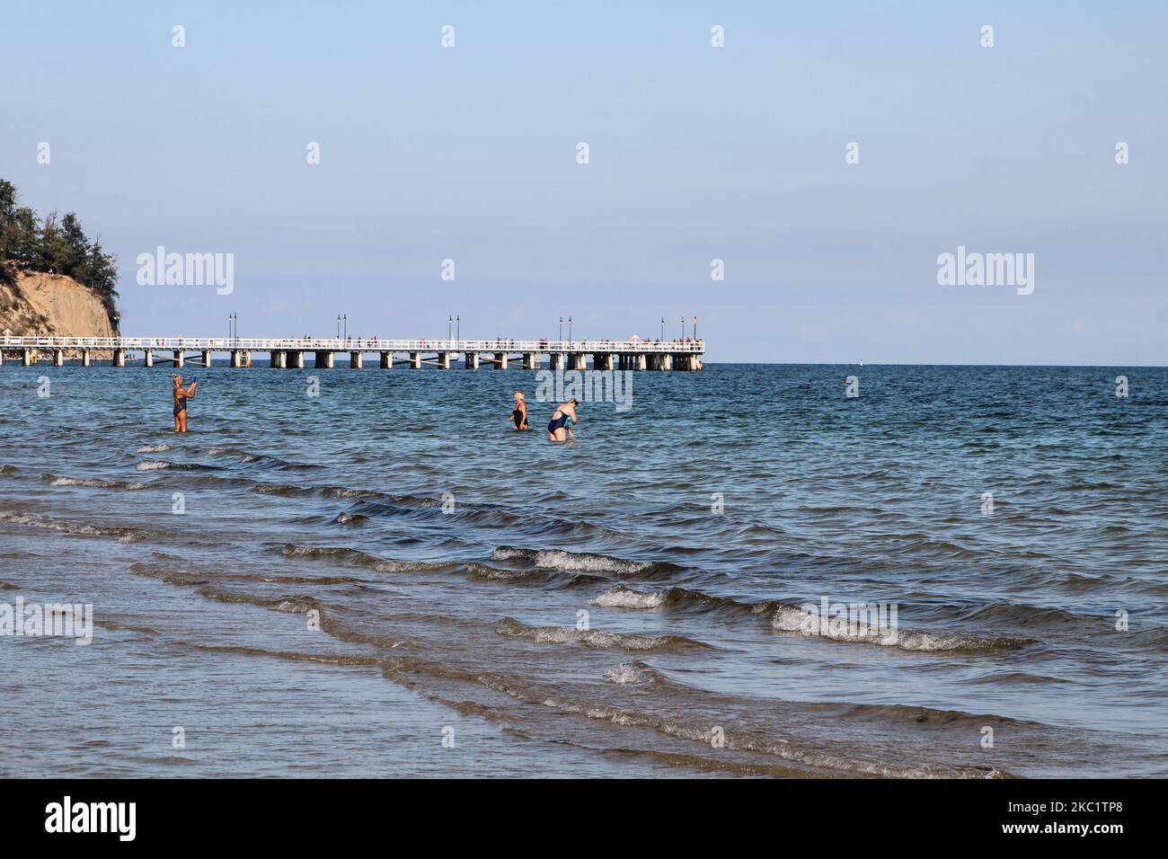 Am 20. September 2020 werden in Gdynia, Polen, die letzten warmen Sommertage mit Spaziergängen, Joggen und Ausruhen an der Ostseeküste nahe der Orlowski-Klippe gesehen (Foto: Michal Fludra/NurPhoto) Stockfoto