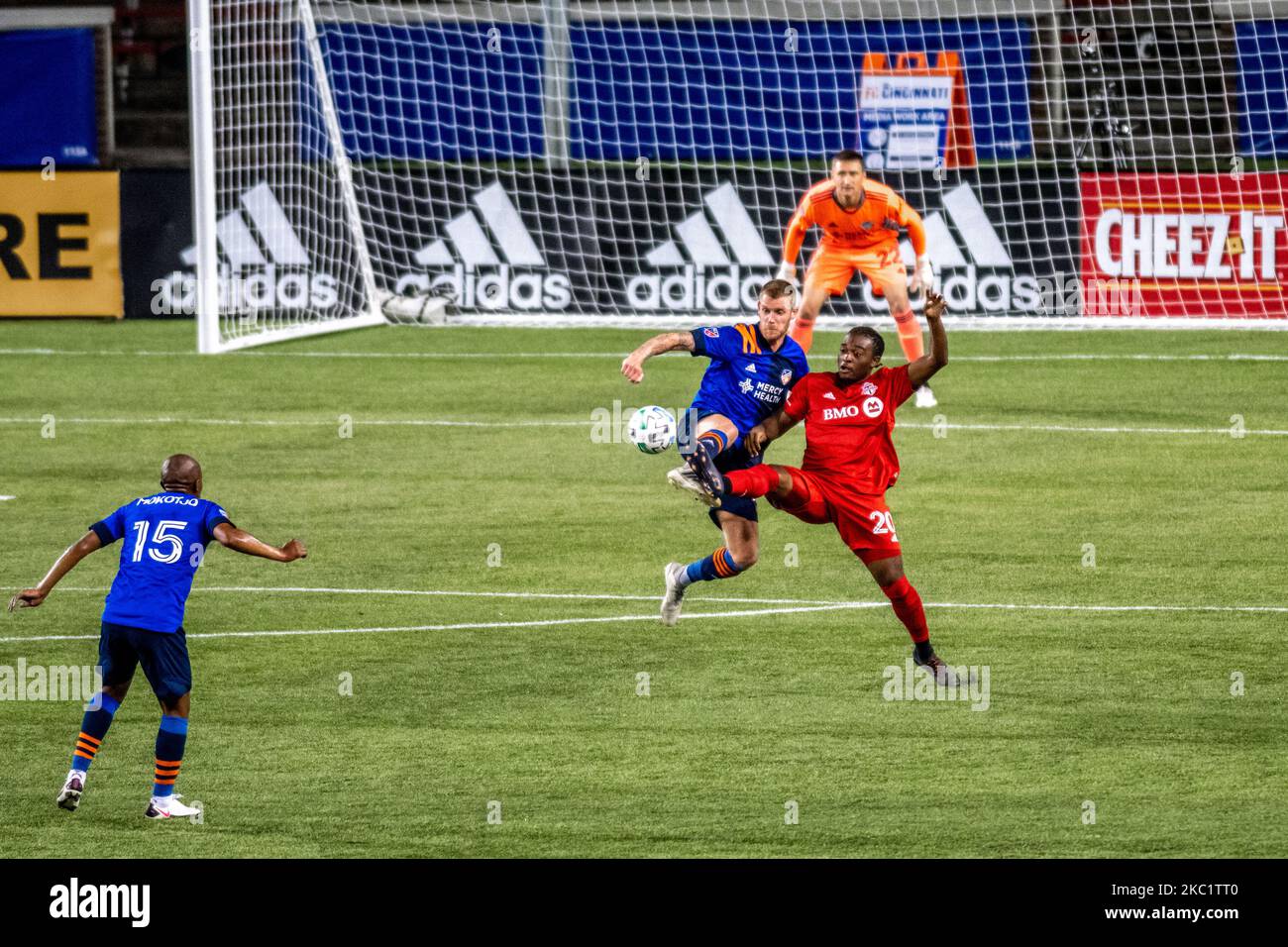 Der Stürmer von Toronto, Ayo Akinola, und der Verteidiger von Cincinnati, Maikel van der Werff, kämpfen während eines MLS-Fußballmatches zwischen dem FC Cincinnati und dem FC Toronto im Nippert Stadium um den Ball. Toronto besiegte den FC Cincinnati 1:0. Sonntag, 11.. Oktober 2020, in Cincinnati, OH. (Foto von Jason Whitman/NurPhoto) Stockfoto