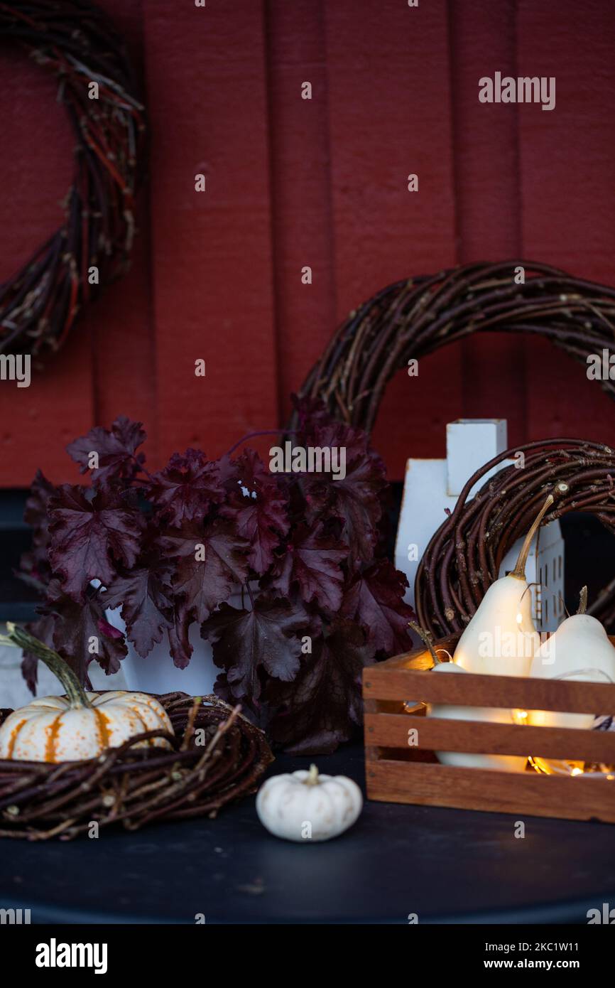 Herbstdekorationen mit Kürbissen, Lichtern und Kränzen. Dekoration auf der Veranda. Stockfoto