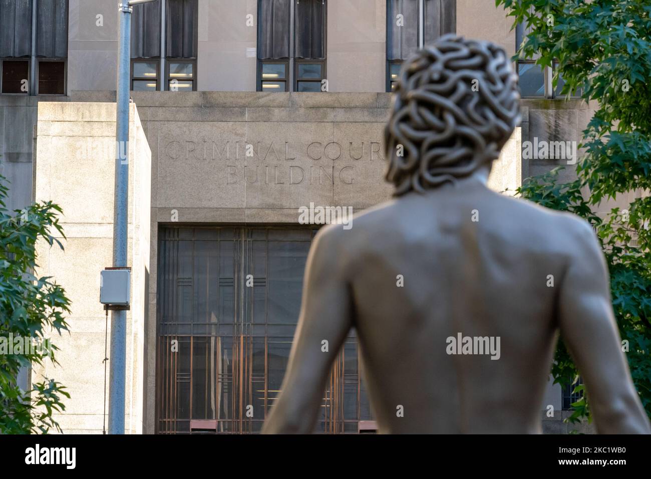 Am 14. Oktober 2020 steht im Collect Pond Park in New York City eine neu installierte Statue der „Medusa mit dem Kopf des Perseus“ des argentinisch-italienischen Künstlers Luciano Garbati. Im Zuge der Bewegung #MeToo verändert die rund zwei Meter hohe Bronzeskulptur die Geschichte von Medusa und bietet eine andere Interpretation der florentinischen Bronzestatue aus dem 16.. Jahrhundert des Perseus mit dem Kopf der Medusa von Benvenuto Cellini. Die Statue wurde direkt gegenüber dem New York County Criminal Court installiert, wo viele hochkarätige Missbrauchsfälle, einschließlich des kürzlich erfolgten Harvey Weinstein-Prozesses, stattfeilten. (Foto von John Nacion/NurPhoto Stockfoto