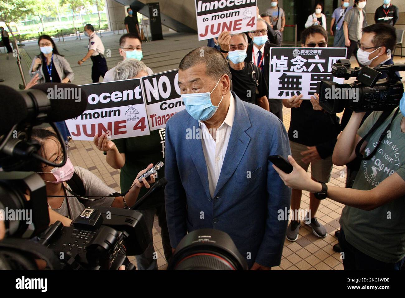 Jimmy Lai nimmt erneut an der Gerichtsverhandlung von West Kowloon Teil, um eine Anklage wegen unerlaubter Versammlung während der Tiananmen-Platz-Vigil im Juni 4, Hongkong, 15.. Oktober 2020, zu beantworten (Foto von Tommy Walker/NurPhoto) Stockfoto