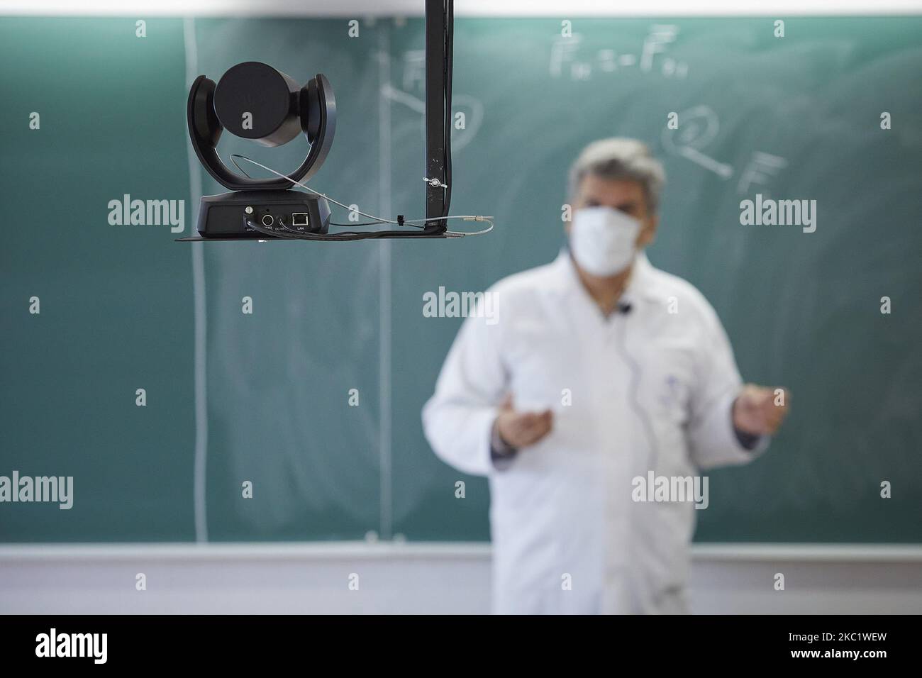 Arturo Quirantes, Professor für Angewandte Physik, unterrichtet am 15. Oktober 2020 in Granada, Spanien, einen Online-Kurs über eine Webcam in einem leeren Klassenzimmer der Fakultät für Wissenschaften der Universität Granada. Die Regionalregierung von Andalusien kündigte die Aussetzung des persönlichen Unterrichts an der Universität Granada und eine Nachtruhe in Studentenwohnheimen aufgrund der Zunahme von Coronavirus-Infektionen in der Universitätsgemeinschaft an. (Foto von Fermin Rodriguez/NurPhoto) Stockfoto