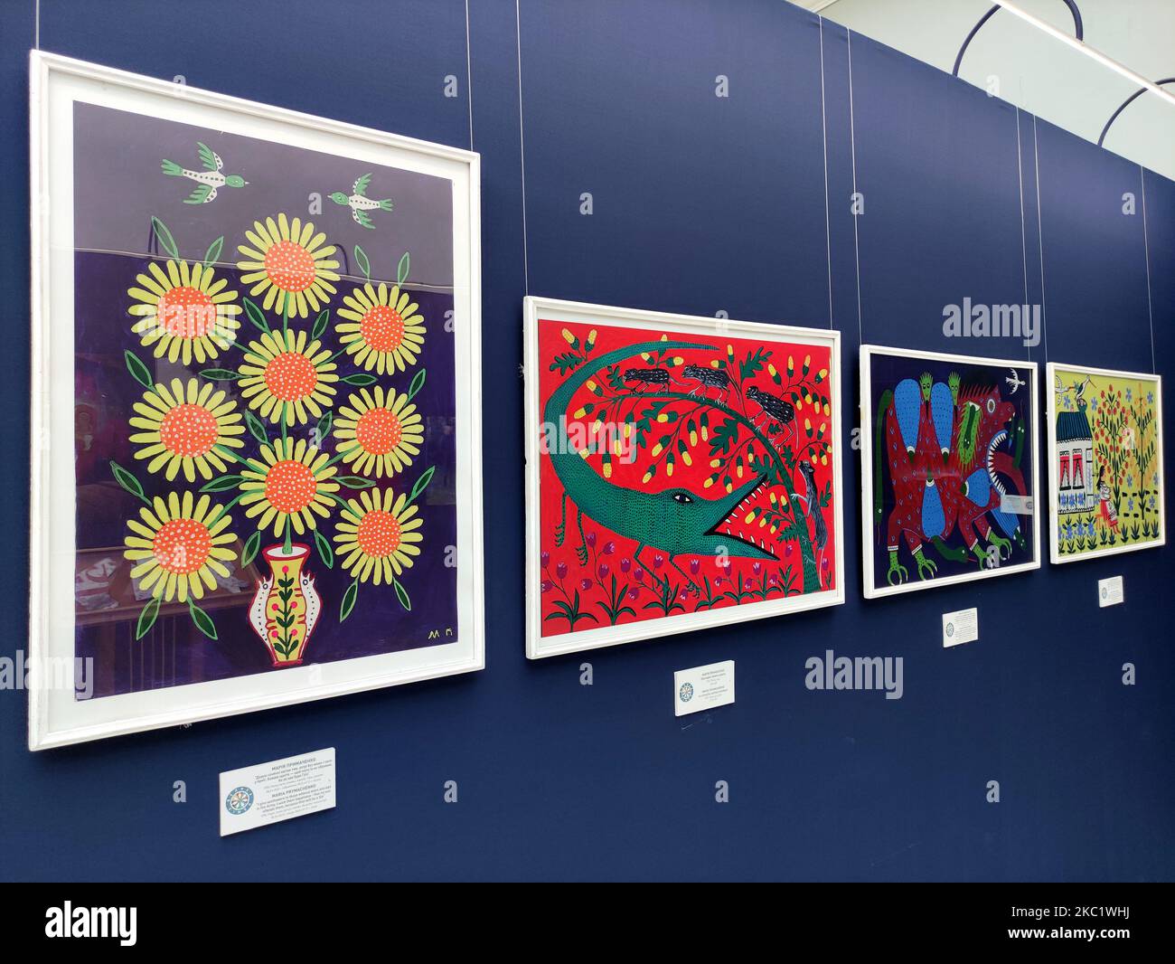 KIEW, UKRAINE - 4. NOVEMBER 2022 - die Werke der ukrainischen Volkskunstmalerin Maria Prymachenko sind auf dem GROSSEN SEVEN 2,0 National Project zu sehen Stockfoto