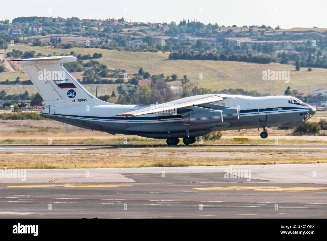 Eine Sowjetunion stellte Ilyushin Il-76MD kommerzielle Frachter-Flugzeuge her, die schwere Fracht transportierten, wie sie auf dem Asphalt abgestellt waren und am 21. September 2020 vom internationalen Flughafen Thessaloniki, SKG LGTS, abflogen. Der viermotorige Turbofan IL76 mit der Registrierung RA-78845 gehört der russischen Regierung, insbesondere der Luftwaffe der Russischen Föderation. Der Flugzeugtyp hatte seinen ersten Flug am 1971. März. Thessaloniki, Griechenland am 21. September 2020 (Foto von Nicolas Economou/NurPhoto) Stockfoto