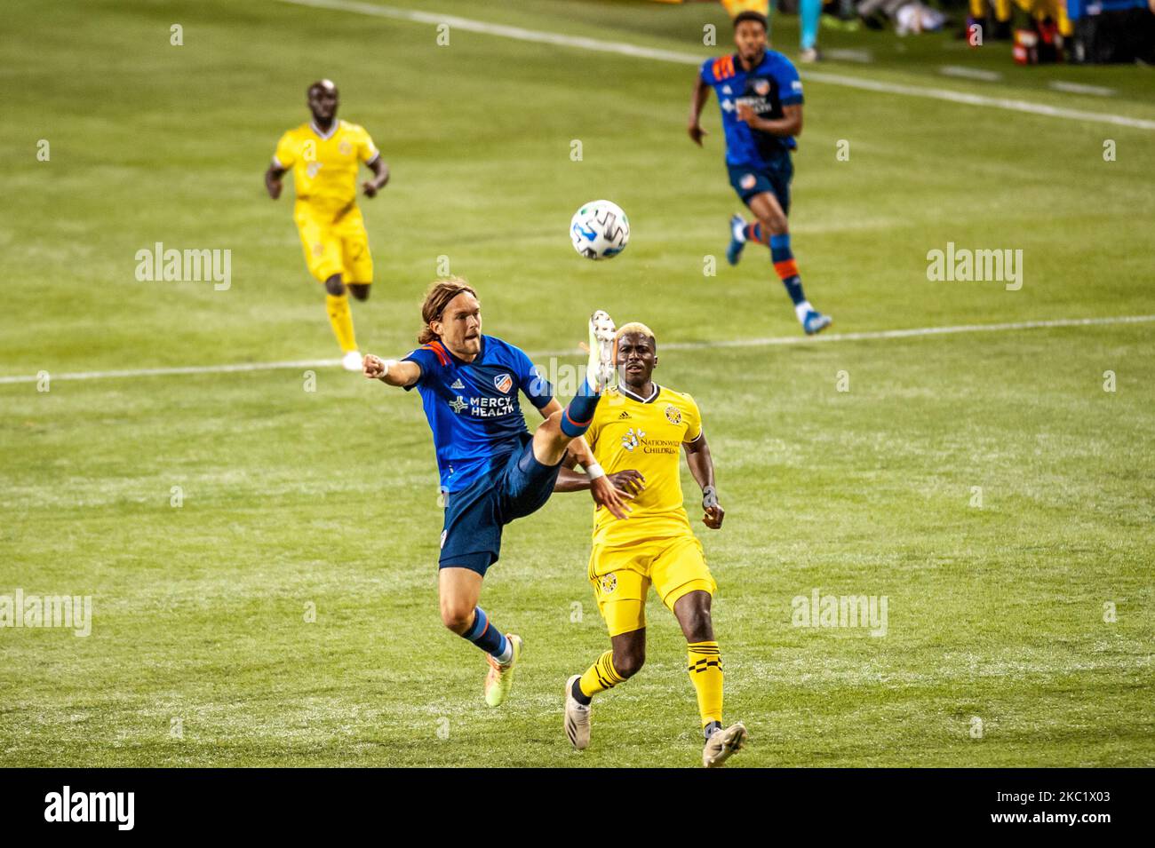 Der Verteidiger von Cincinnati, Tom Pettersson, schießt den Ball während eines MLS-Fußballmatches zwischen dem FC Cincinnati und der Columbus Crew im Nippert Stadium, Mittwoch, den 14.. Oktober 2020, in Cincinnati, OH. Cincinnati besiegte Columbus 2-1. (Foto von Jason Whitman/NurPhoto) Stockfoto