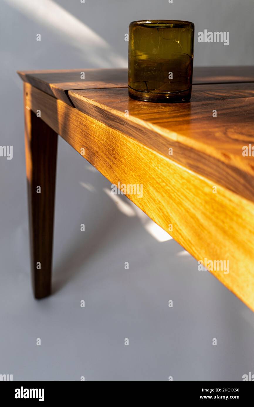 Designer-Esstisch aus Holz, minimalistische und einfache Objekte auf dem Tisch, mexiko Stockfoto