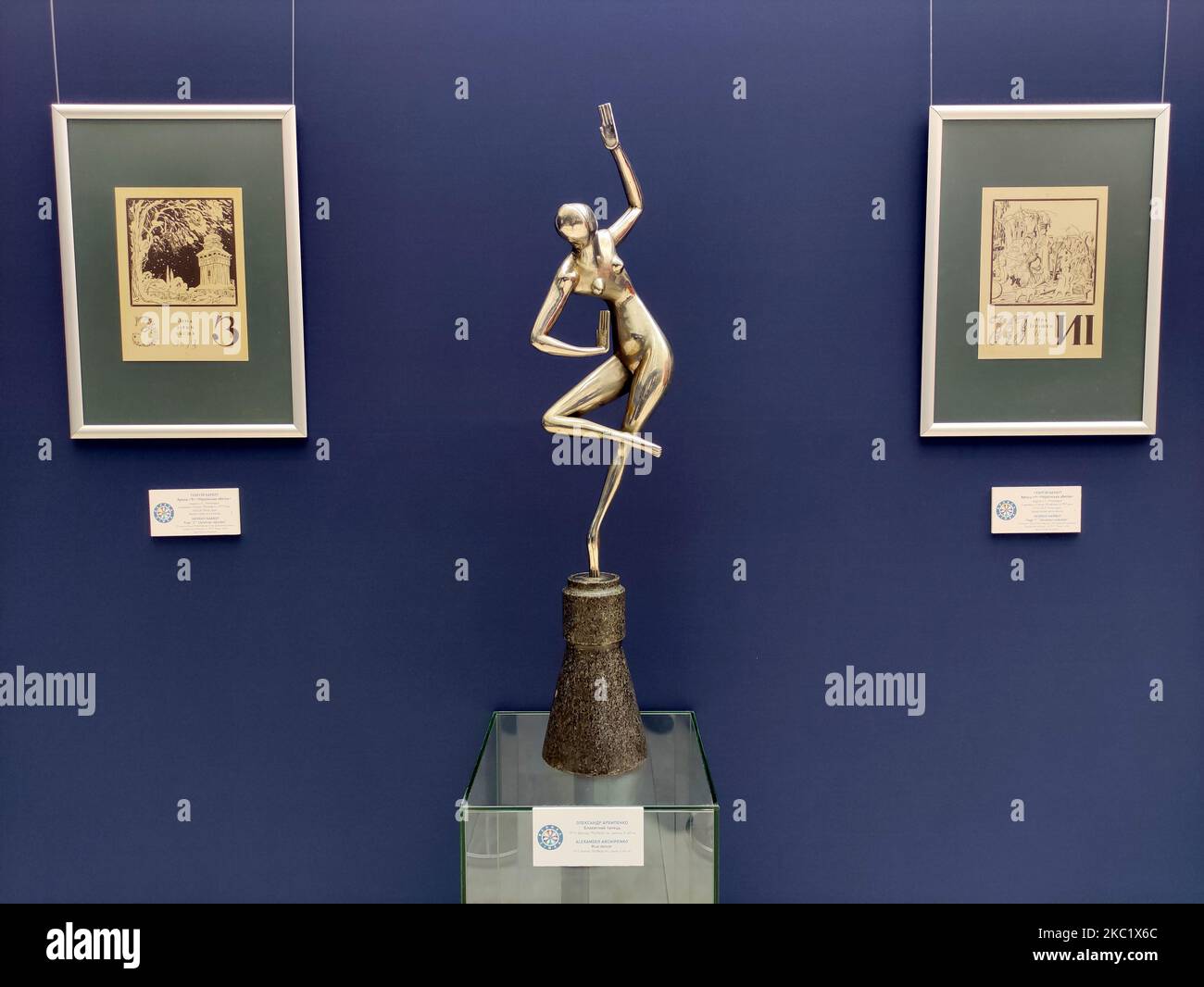KIEW, UKRAINE - 4. NOVEMBER 2022 - die Seiten des Ukrainischen Alphabets des ukrainischen Grafikers Heorhiy Narbut und die Blue Dancer Statue von Ukra Stockfoto