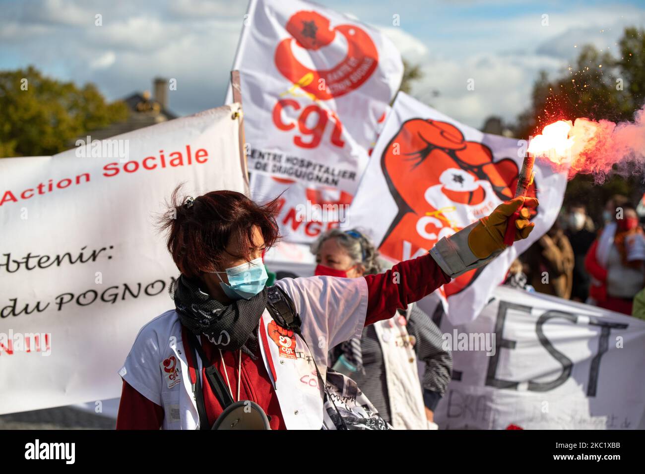 Mitarbeiter des Gesundheitswesens nehmen am 15. Oktober 2020 an einer Demonstration in Paris, Frankreich, Teil. (Foto von Jerome Gilles/NurPhoto) Stockfoto