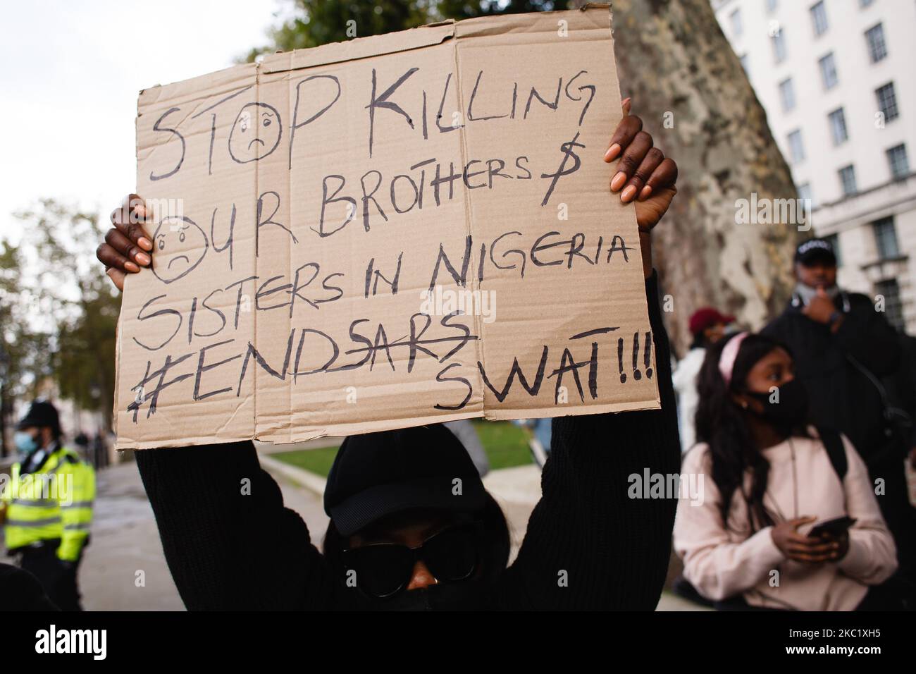 Aktivisten, die gegen die Brutalität der Polizei durch die nigrische Spezialeinheit gegen Raub (SARS) protestieren, demonstrieren am 15. Oktober 2020 in Whitehall in London, England. SARS wurde der außergerichtlichen Tötung, Erpressung und Folter beschuldigt, was in der vergangenen Woche zu Demonstrationen in ganz Nigeria geführt hat, die fortgesetzt wurden, obwohl die Behörden dort nun zustimmten, die Einheit aufzulösen, die durch ein spezielles Waffen- und Taktiken-Team (SWAT) ersetzt werden soll. (Foto von David Cliff/NurPhoto) Stockfoto