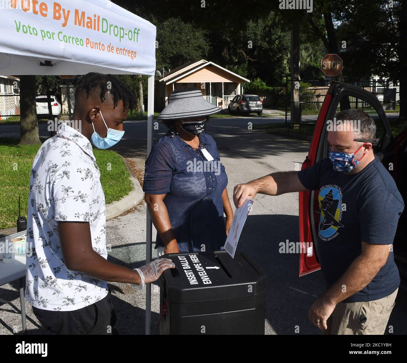 Chris Caspanello trägt eine Gesichtsmaske, als er am 15. Oktober 2020 in Orlando, Florida, seinen Stimmzettel per Mail in eine Abgabebox in der Nähe des Orange County Supervisor of Elections Office legt. Die Wähler in Florida haben vor den Wahlen vom 3. November mehr als 2 Millionen Stimmzettel per Post abgegeben. (Foto von Paul Hennessy/NurPhoto) Stockfoto