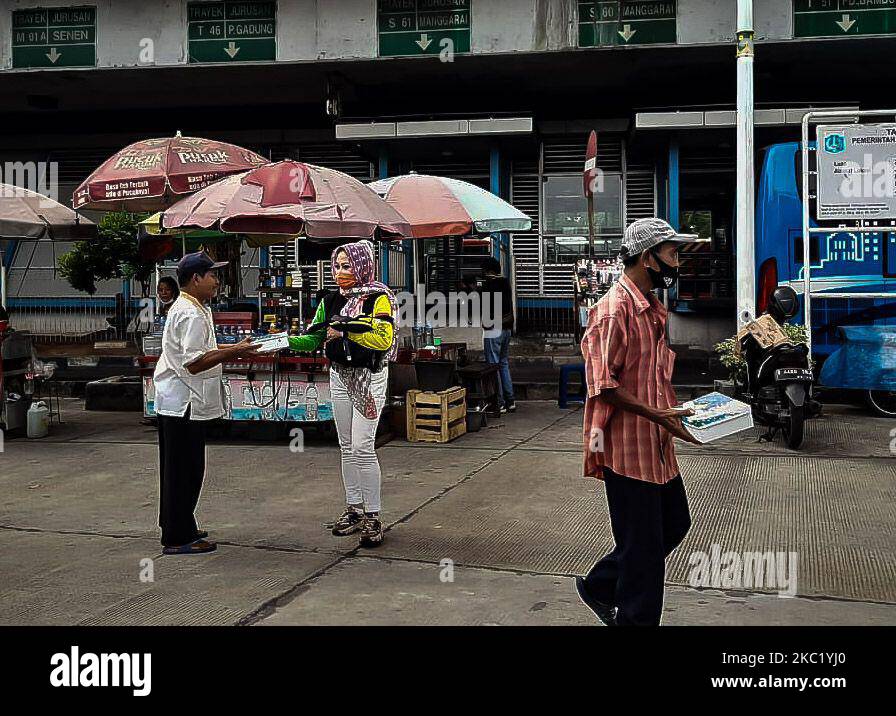 Freiwillige verteilen am 16. Oktober im Kampung Melayu Terminal, Jakarta, Indonesien, ein Mittagessen für die Fahrer des Transportwesens. 2020. Die Lebensmittel werden verteilt, um die Fahrer während der Pandemie aufgrund des geringeren Einkommens zu entlasten (Foto: Dasril Roszandi/NurPhoto) Stockfoto