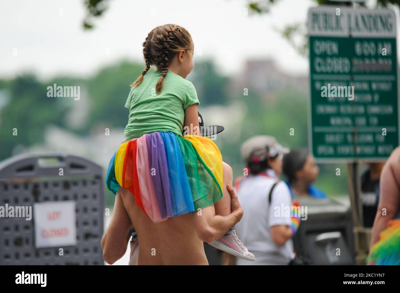 Teilnehmer und Zuschauer gingen auf die Straße, um die LGBTQ-Rechte während der Gay Pride Parade 2019 zu ehren, die am Samstag, den 22.. Juni 2019 in Cincinnati stattfand, Ohio, Usa. Die Ausgabe 2020 der Pride Parade wurde aufgrund der Coronavirus-Pandemie abgesagt. (Foto von Jason Whitman/NurPhoto) Stockfoto