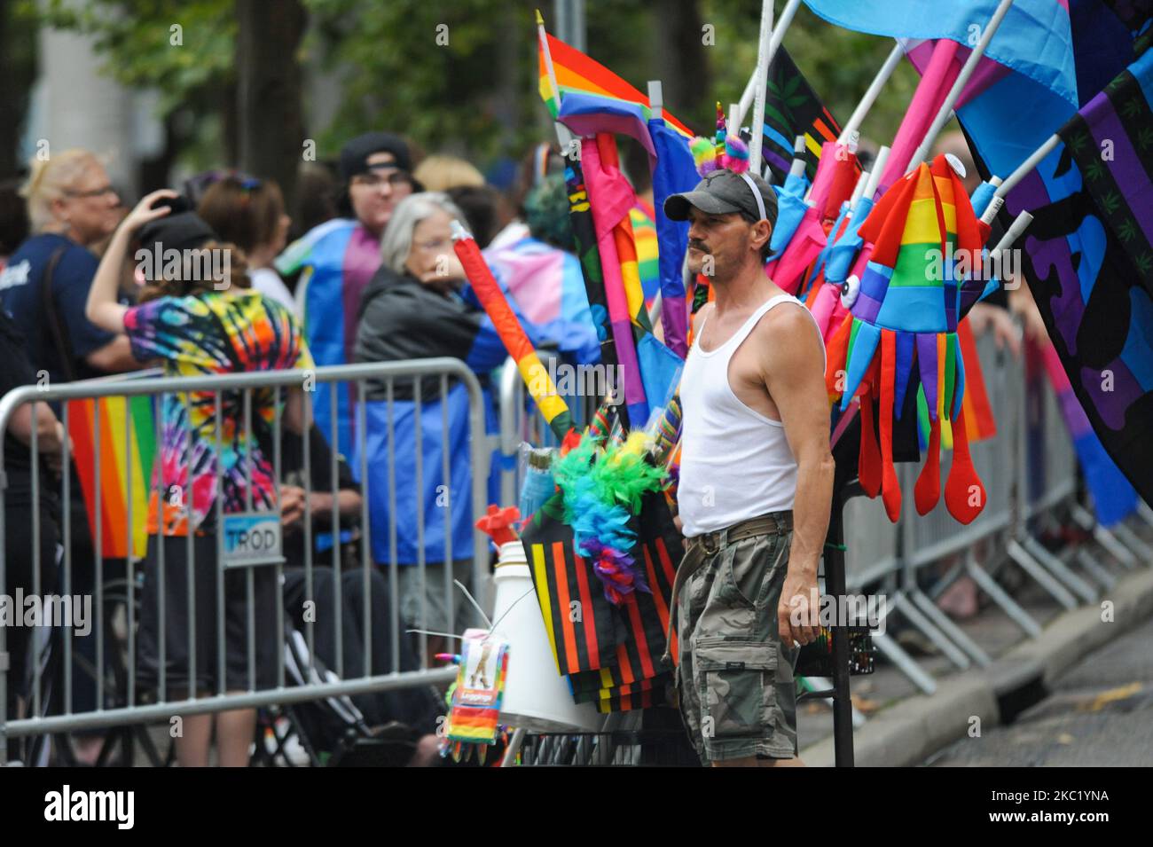 Teilnehmer und Zuschauer gingen auf die Straße, um die LGBTQ-Rechte während der Gay Pride Parade 2019 zu ehren, die am Samstag, den 22.. Juni 2019 in Cincinnati stattfand, Ohio, Usa. Die Ausgabe 2020 der Pride Parade wurde aufgrund der Coronavirus-Pandemie abgesagt. (Foto von Jason Whitman/NurPhoto) Stockfoto