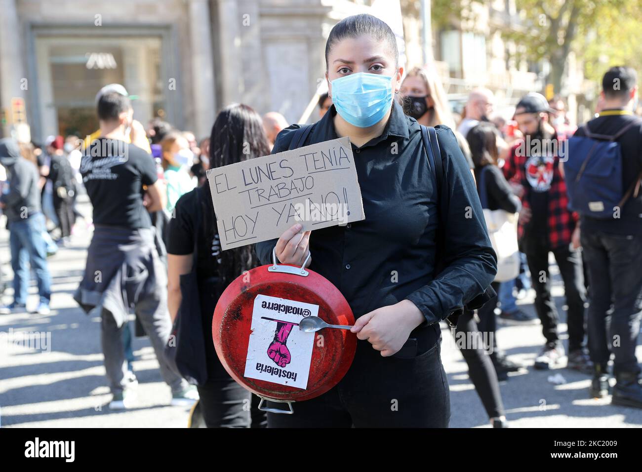 Eine Demonstration von nahezu Freizeitbeschäftigten gegen die Regierung der Generalitat von Katalonien, weil sie Bars und Nachtclubs als vorbeugende Maßnahme zur Beendigung von Covid19 am 16.. Oktober 2020 in Barcelona geschlossen hatte. -- (Foto von Urbanandsport/NurPhoto) Stockfoto