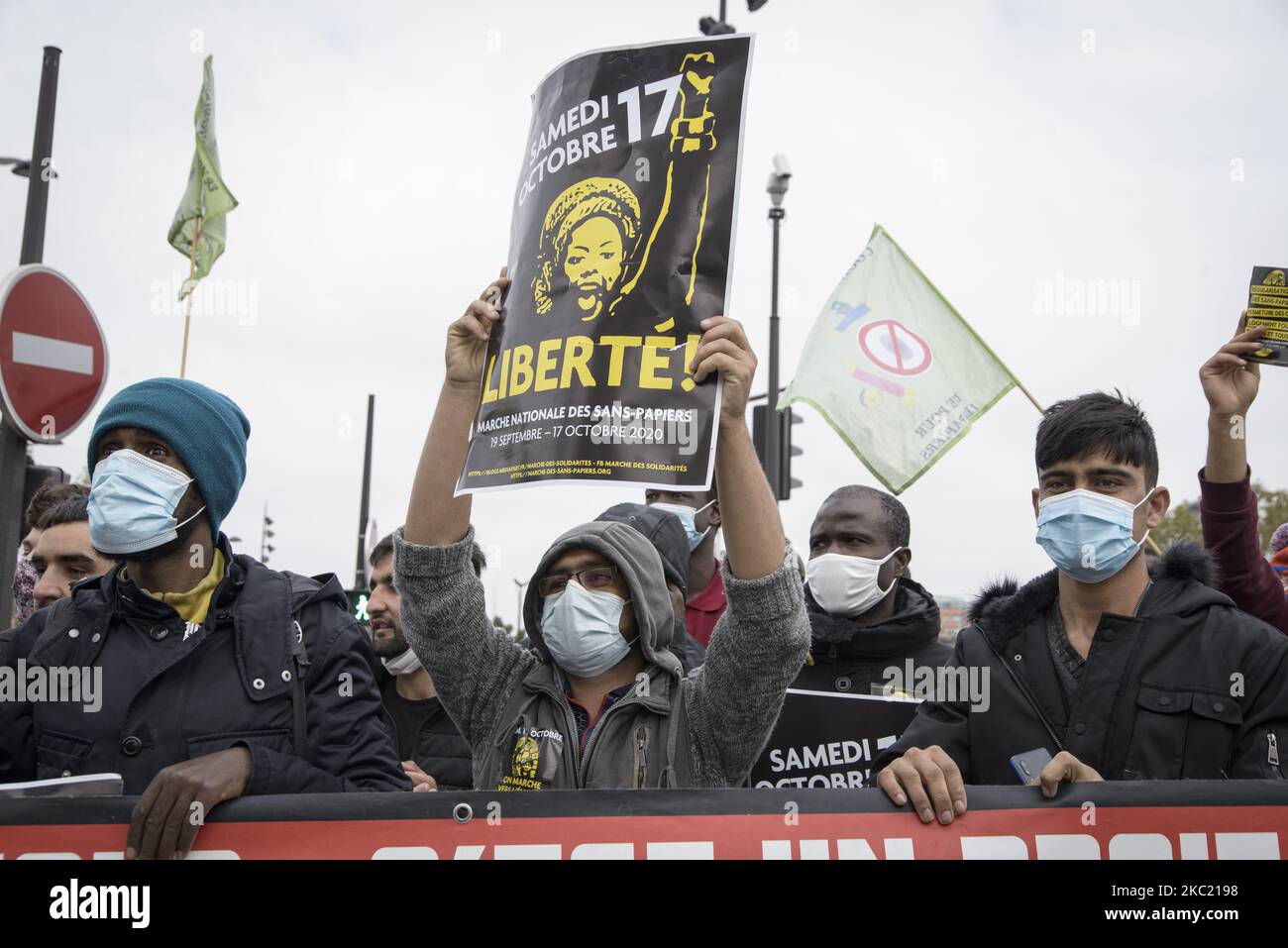 Am Place de la Republique treffen sich Anhänger und Migranten aus ganz Frankreich zu einem Massenprotest, bei dem die administrativen Rechte der Migranten, die Unterbringung für alle und die Schließung von administrativen Haftanstalten am 17. Oktober 2020 in Paris gefordert werden. (Foto von Jacopo Landi/NurPhoto) Stockfoto