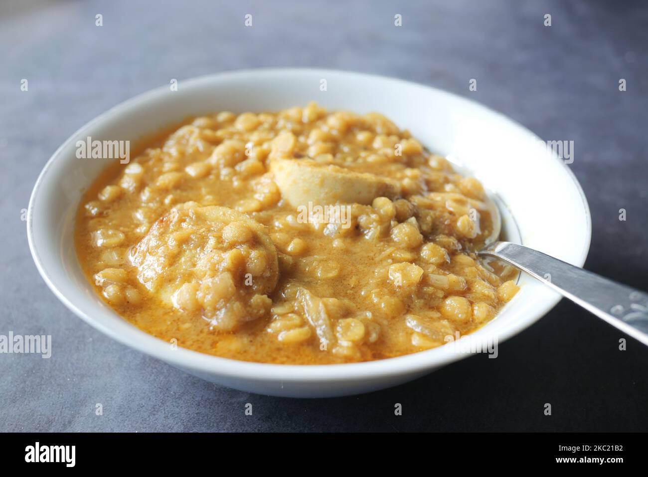 Nahaufnahme von gekochtem Dhal oder haleem in einer Schüssel auf dem Tisch Stockfoto