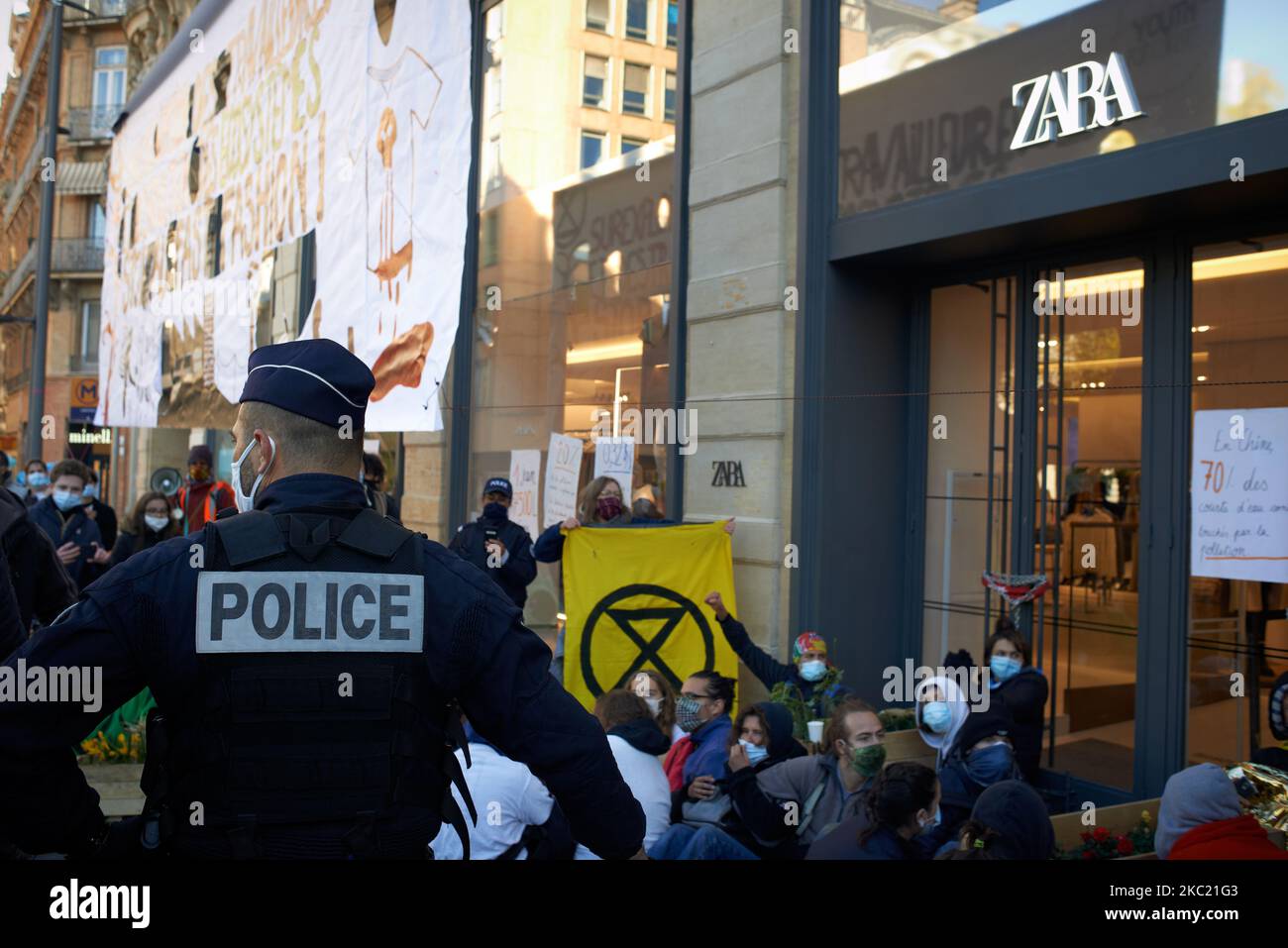 Mitglieder und Aktivisten der NGO XR (Extinction Rebellion) und Jugendliche für Klima organisierten einen landesweiten Protesttag gegen Fast Fashion. Sie blockierten die Eingangstüren eines Zara-Ladens und ketteten sich vor dem Laden an. Nach zwei Stunden wurden sie von der Polizei vertrieben. Sie wollen das Bewusstsein für den CO2-Fußabdruck und den ökologischen Fußabdruck von Fast Fashion schärfen. Ähnliche Aktionen fanden anderswo in Frankreich statt. Am 17.. Oktober 2020 in Toulouse, Frankreich. (Foto von Alain Pitton/NurPhoto) Stockfoto