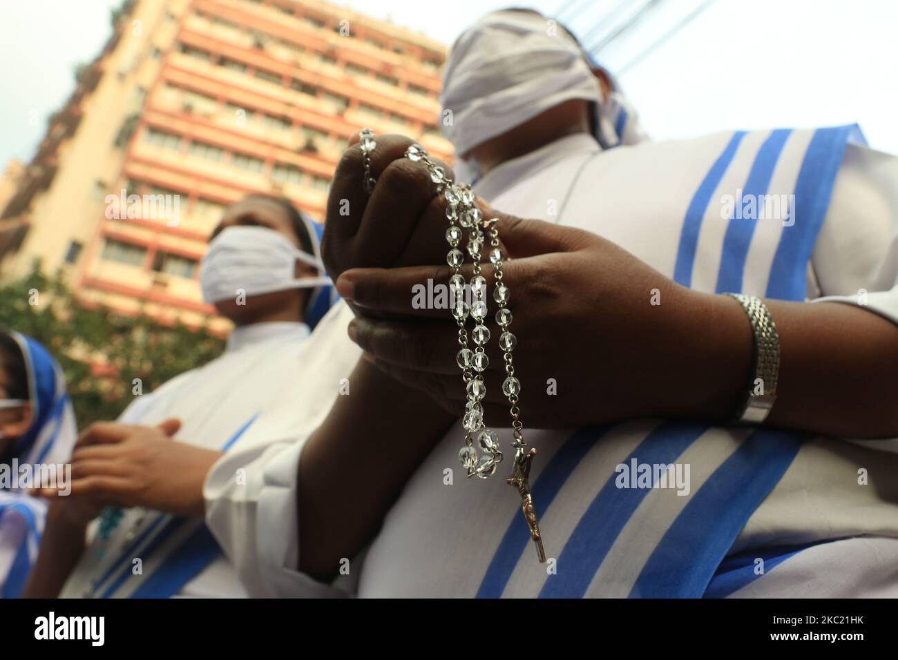 Mitglieder des Komitees für den Internationalen Preis von Mutter Teresa nahmen am 17. Oktober 2020 an einer Protestversammlung Teil, bei der die Freilassung von Pater Stan Swamy in Kalkutta, Indien, gefordert wurde.die Aktivisten verurteilten die Verhaftung von Swamy und sagten, er sei fälschlicherweise verwickelt worden und seine Verhaftung sei ein Versuch gewesen, christliche Missionare zu diffamieren. Der 83-jährige Stan Swamy, der Jesuitenpater aus Jharkhand, wurde von der Nationalen Ermittlungsbehörde im Zusammenhang mit dem Fall Elgaar Parishad verhaftet. (Foto von Debajyoti Chakraborty/NurPhoto) Stockfoto