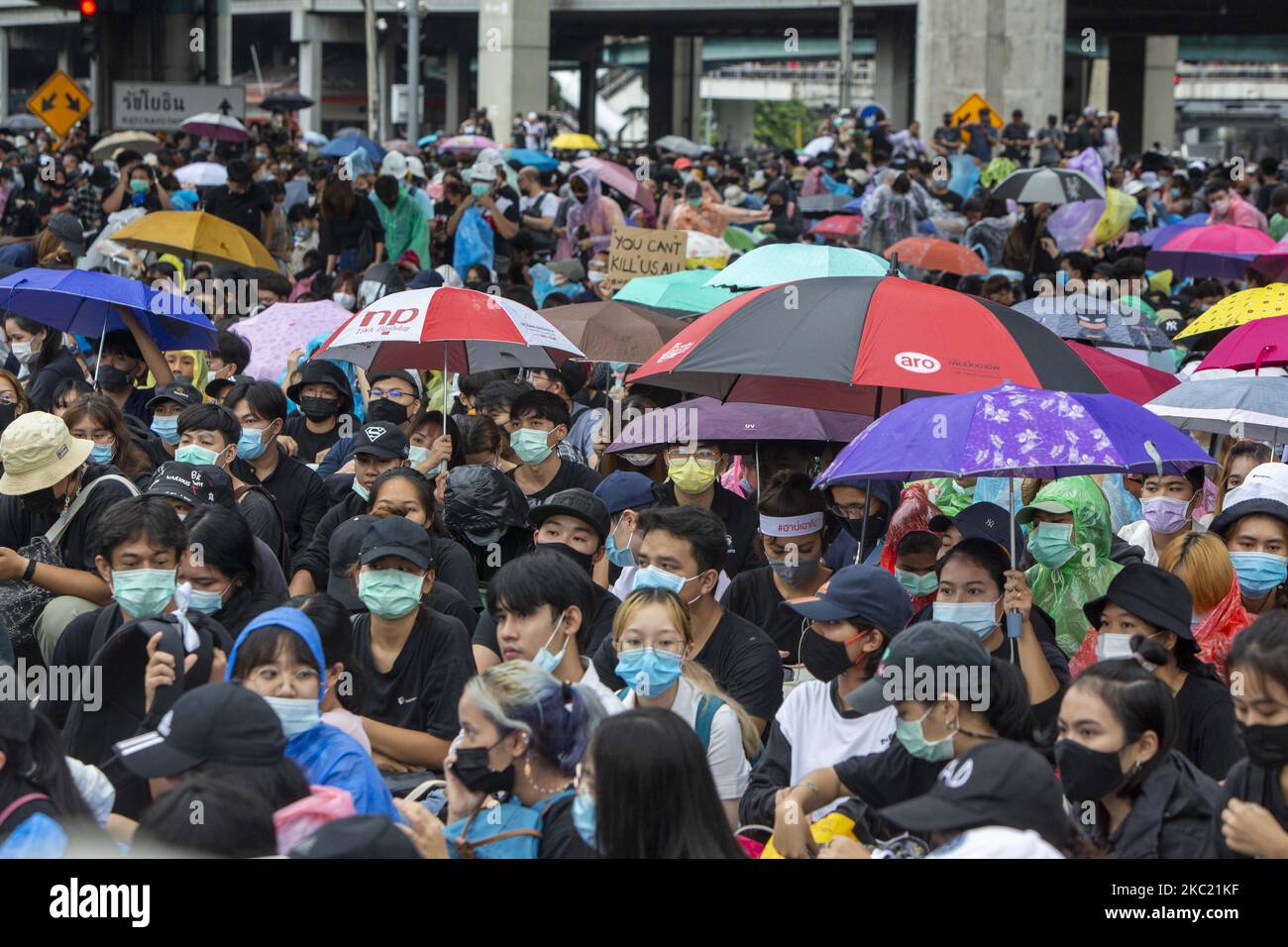 Am 17. Oktober 2020 protestieren Demonstranten, die sich für Demokratie einsetzen, gegen eine regierungsfeindliche Regierung in Wongwian Yai in Bangkok, Thailand. Am vierten Tag in Folge gingen Prodemokratie-Demonstranten auf die Straßen von Bangkok, um den Rücktritt von Premierminister Prayuth Chan Ocha, das aktuelle parlament, den Entwurf einer neuen Verfassung und andere Reformen zu fordern. Die Demonstranten versammelten sich an drei Hauptstandorten in der Stadt, obwohl die meisten Eisenbahnlinien des öffentlichen Nahverkehrs von den Behörden geschlossen wurden. Die größte Gruppe versammelte sich in Bangkoks Gegend um den Burschen Prao, mit Tausenden, die den normalerweise geschäftigen Ha Yek, den Burschen Prao I, besetzten Stockfoto