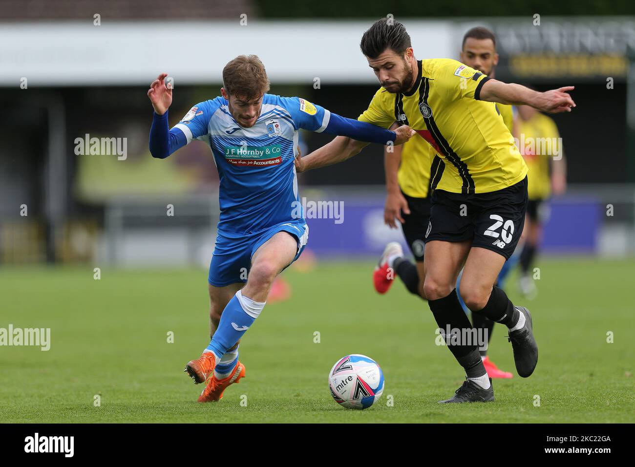 Barrows Luke James kämpft am 17.. Oktober 2020 im Sky Bet League 2-Spiel zwischen Harrogate Town und Barrow in Wetherby Road, Harrogate, England, um den Besitz mit der Connor Hall von Harrogate Town. (Foto von Mark Fletcher/MI News/NurPhoto) Stockfoto