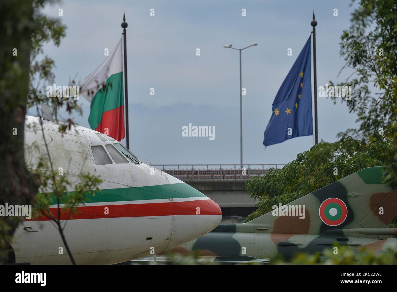 Ein Blick auf alte Flugzeuge in einem leeren Burgas Aviation Museum