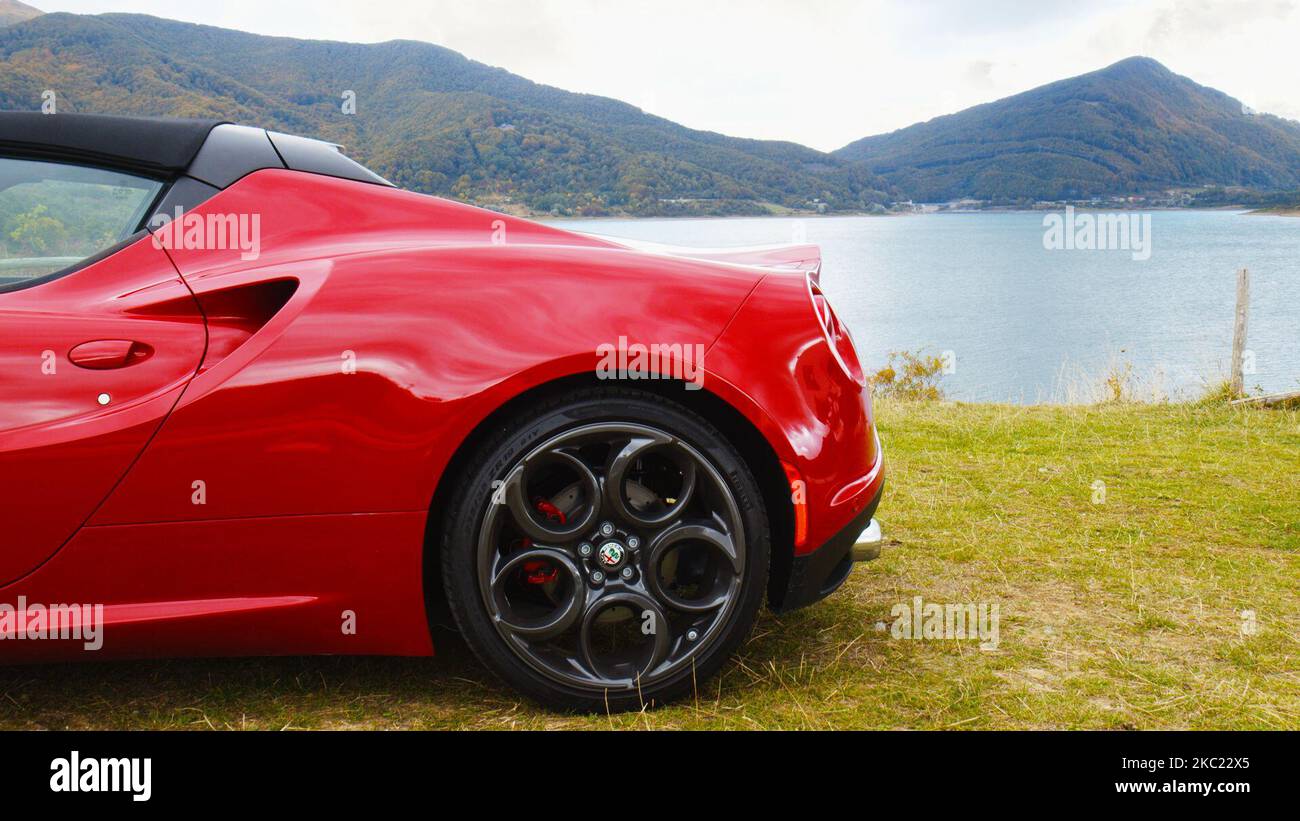 Ein Blick auf den Alfa Romeo 4C Spider, am Lago di Campotosto (''Toughfield Lake''), in der Nähe von L'Aquila, Italien, am 4. Oktober 2020. Der Alfa Romeo 4C ist ein mittelmotoriger, leichter Sportwagen mit Hinterradantrieb. Die Produktion des 4C begann im Mai 2013 im Maserati-Werk in Modena. (Foto von Manuel Romano/NurPhoto) Stockfoto