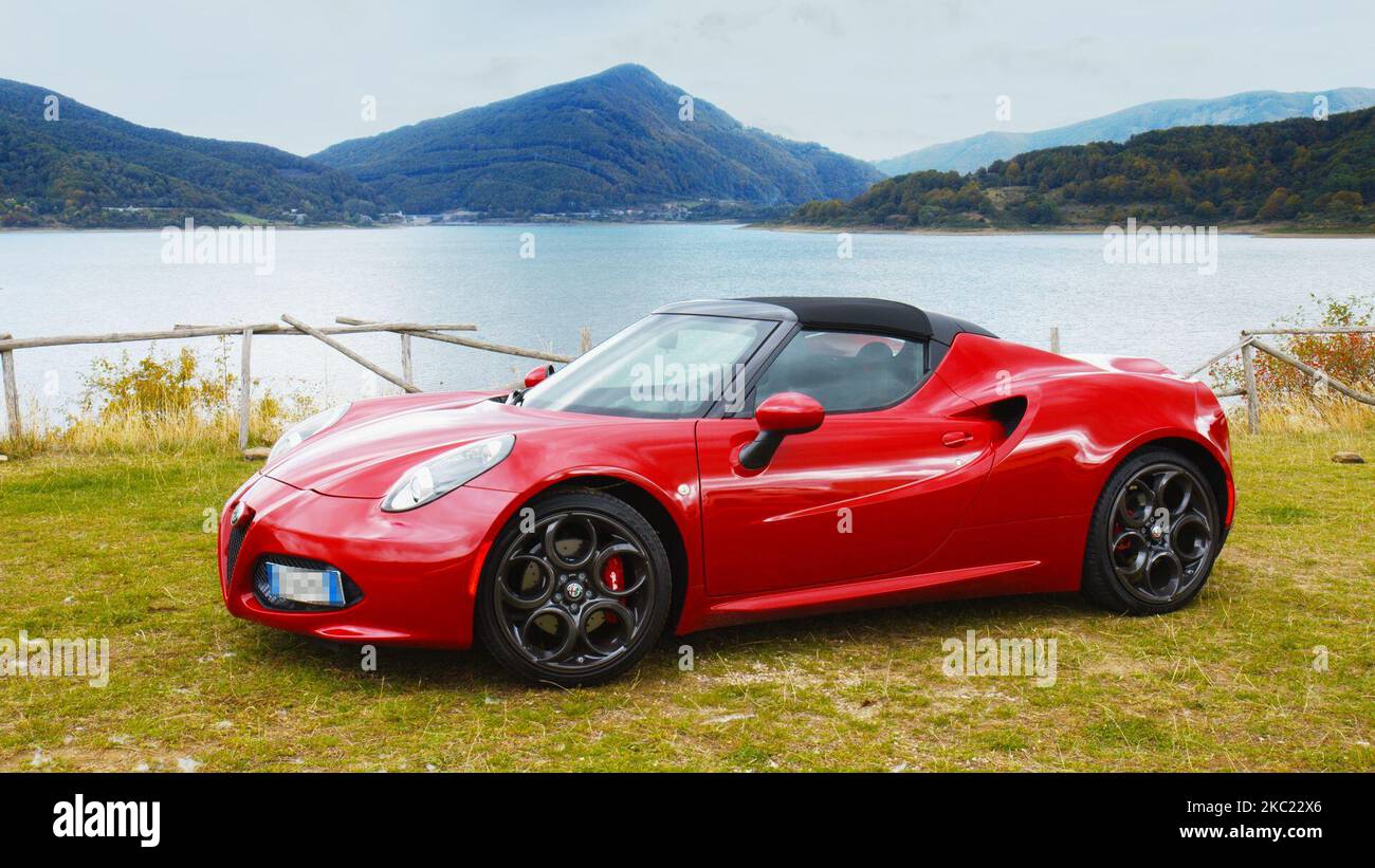 (ANMERKUNG DER REDAKTION: Die Plattennummer wurde gemäß italienischem Gesetz verdeckt) Blick auf den Alfa Romeo 4C Spider am Lago di Campotosto (''Toughfield Lake''), in der Nähe von L'Aquila, Italien, am 4. Oktober 2020. Der Alfa Romeo 4C ist ein mittelmotoriger, leichter Sportwagen mit Hinterradantrieb. Die Produktion des 4C begann im Mai 2013 im Maserati-Werk in Modena. (Foto von Manuel Romano/NurPhoto) Stockfoto