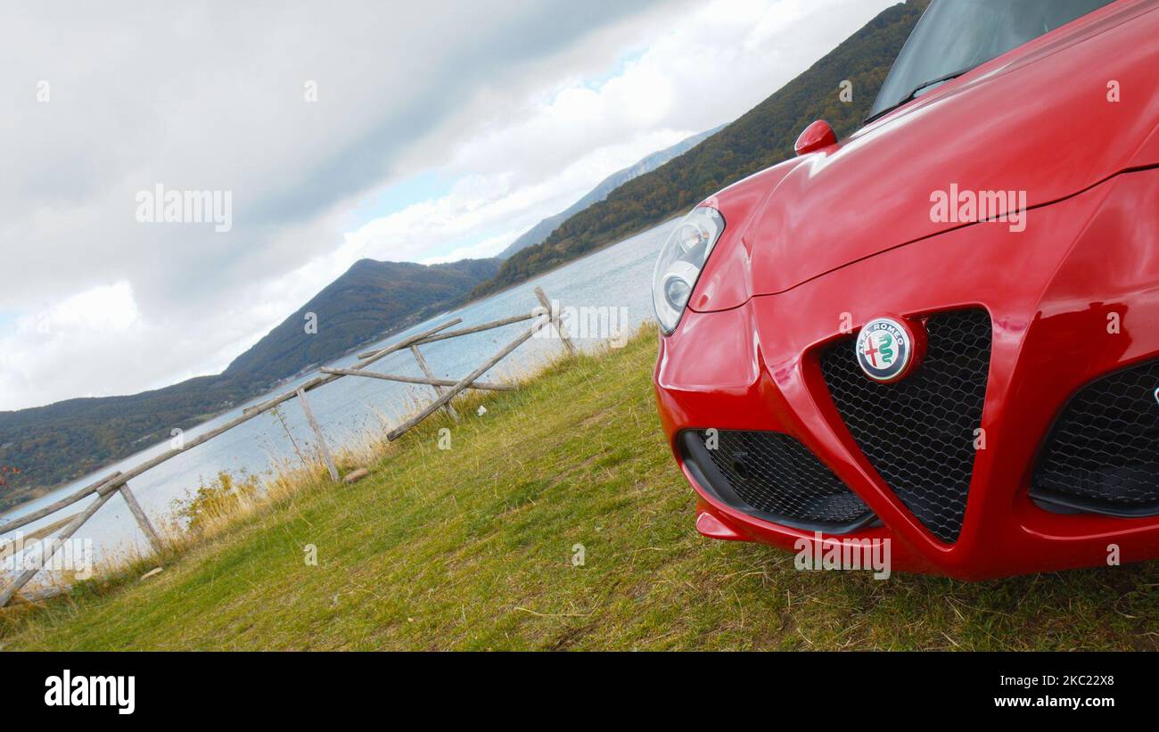 Ein Blick auf den Alfa Romeo 4C Spider, am Lago di Campotosto (''Toughfield Lake''), in der Nähe von L'Aquila, Italien, am 4. Oktober 2020. Der Alfa Romeo 4C ist ein mittelmotoriger, leichter Sportwagen mit Hinterradantrieb. Die Produktion des 4C begann im Mai 2013 im Maserati-Werk in Modena. (Foto von Manuel Romano/NurPhoto) Stockfoto