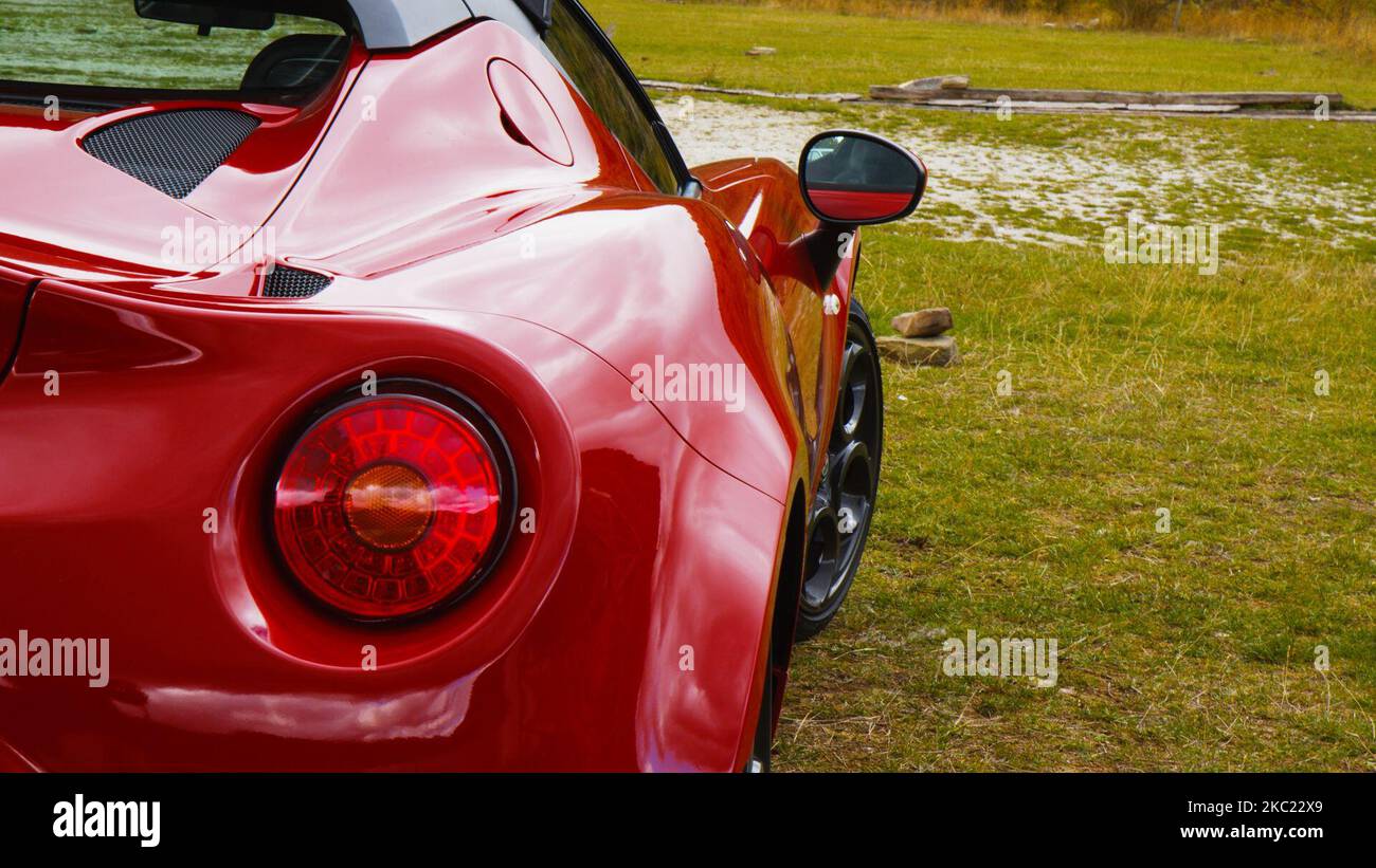 Ein Blick auf den Alfa Romeo 4C Spider, am Lago di Campotosto (''Toughfield Lake''), in der Nähe von L'Aquila, Italien, am 4. Oktober 2020. Der Alfa Romeo 4C ist ein mittelmotoriger, leichter Sportwagen mit Hinterradantrieb. Die Produktion des 4C begann im Mai 2013 im Maserati-Werk in Modena. (Foto von Manuel Romano/NurPhoto) Stockfoto