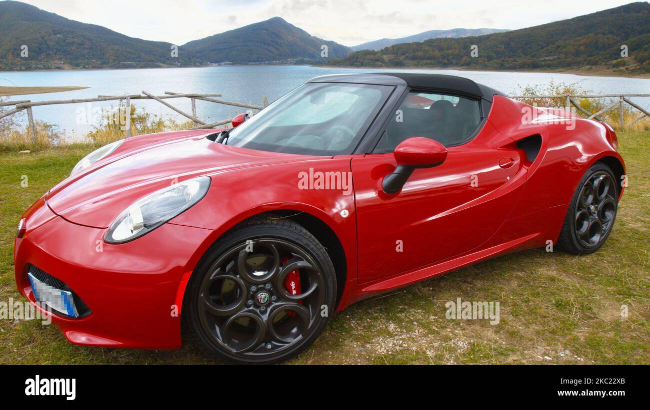 (ANMERKUNG DER REDAKTION: Die Plattennummer wurde gemäß italienischem Gesetz verdeckt) Blick auf den Alfa Romeo 4C Spider am Lago di Campotosto (''Toughfield Lake''), in der Nähe von L'Aquila, Italien, am 4. Oktober 2020. Der Alfa Romeo 4C ist ein mittelmotoriger, leichter Sportwagen mit Hinterradantrieb. Die Produktion des 4C begann im Mai 2013 im Maserati-Werk in Modena. (Foto von Manuel Romano/NurPhoto) Stockfoto