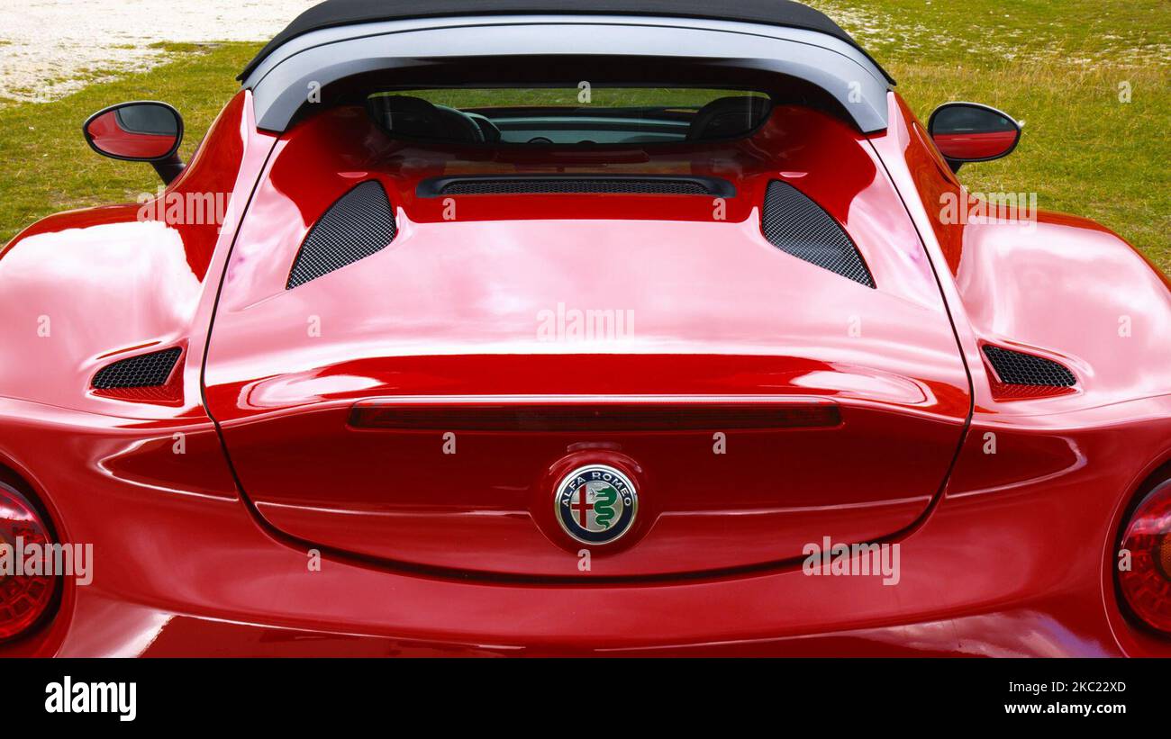 Ein Blick auf den Alfa Romeo 4C Spider, am Lago di Campotosto (''Toughfield Lake''), in der Nähe von L'Aquila, Italien, am 4. Oktober 2020. Der Alfa Romeo 4C ist ein mittelmotoriger, leichter Sportwagen mit Hinterradantrieb. Die Produktion des 4C begann im Mai 2013 im Maserati-Werk in Modena. (Foto von Manuel Romano/NurPhoto) Stockfoto