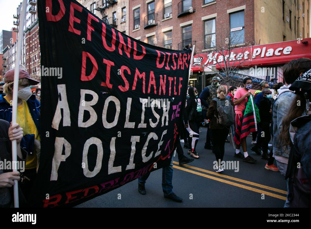 Mehrere hundert Demonstranten versammelten sich am Samstag, dem 17. Oktober 2020, im Washington Square Park zu einem massenmarsch, um die NYPD zu definanzieren, die Reichen zu besteuern und weit verbreitete Entlassungen, die die Stadt plagten, zu stoppen. (Foto von Karla Ann Cote/NurPhoto) Stockfoto