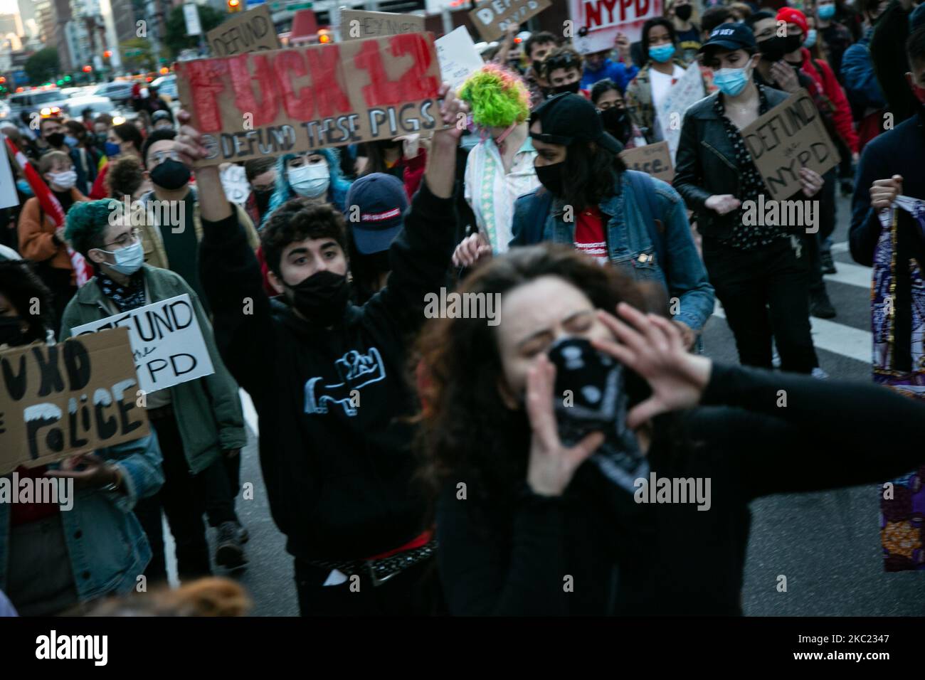 Mehrere hundert Demonstranten versammelten sich am Samstag, dem 17. Oktober 2020, im Washington Square Park zu einem massenmarsch, um die NYPD zu definanzieren, die Reichen zu besteuern und weit verbreitete Entlassungen, die die Stadt plagten, zu stoppen. (Foto von Karla Ann Cote/NurPhoto) Stockfoto