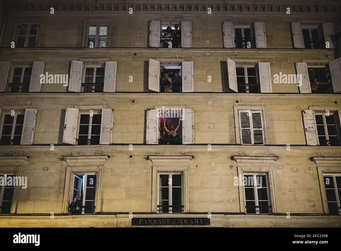 Die Menschen beobachten die Straße durch ihre Fenster, als diese zweite Nacht der Ausgangssperre in Paris beginnt und zum ersten Mal am Samstag, dem 17. Oktober 2020, am Abend um 9pm Uhr begann. Während in der Regel zu dieser Zeit am Samstagabend die Bars, Restaurants und sogar die Straßen voller Menschen sind, schlossen alle Geschäfte sehr früh und die Leute gingen nach Hause und ließen die Straßen leer. (Foto von Samuel Boivin/NurPhoto) Stockfoto