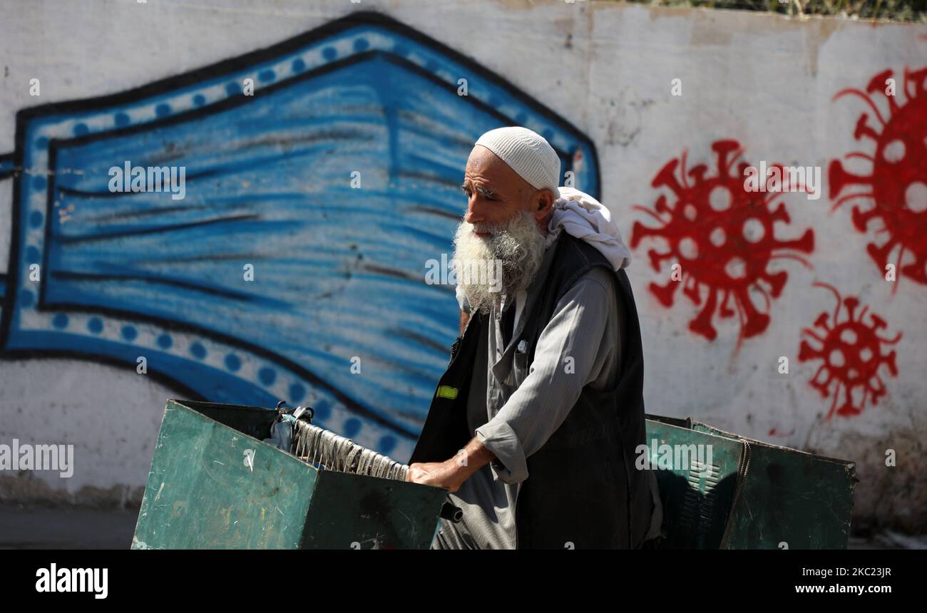 Ein palästinensischer Mann kommt am 18. Oktober 2020 in Gaza-Stadt an einem Wandbild zur Sensibilisierung des Coronavirus vorbei. (Foto von Majdi Fathi/NurPhoto) Stockfoto