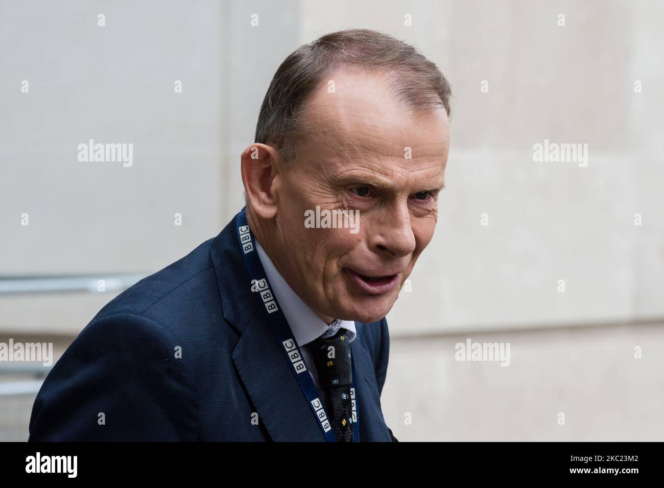 Andrew Marr verlässt das BBC Broadcasting House im Zentrum von London, nachdem er die Andrew Marr Show am 18. Oktober 2020 in London, England, präsentiert hat. (Foto von Wiktor Szymanowicz/NurPhoto) Stockfoto