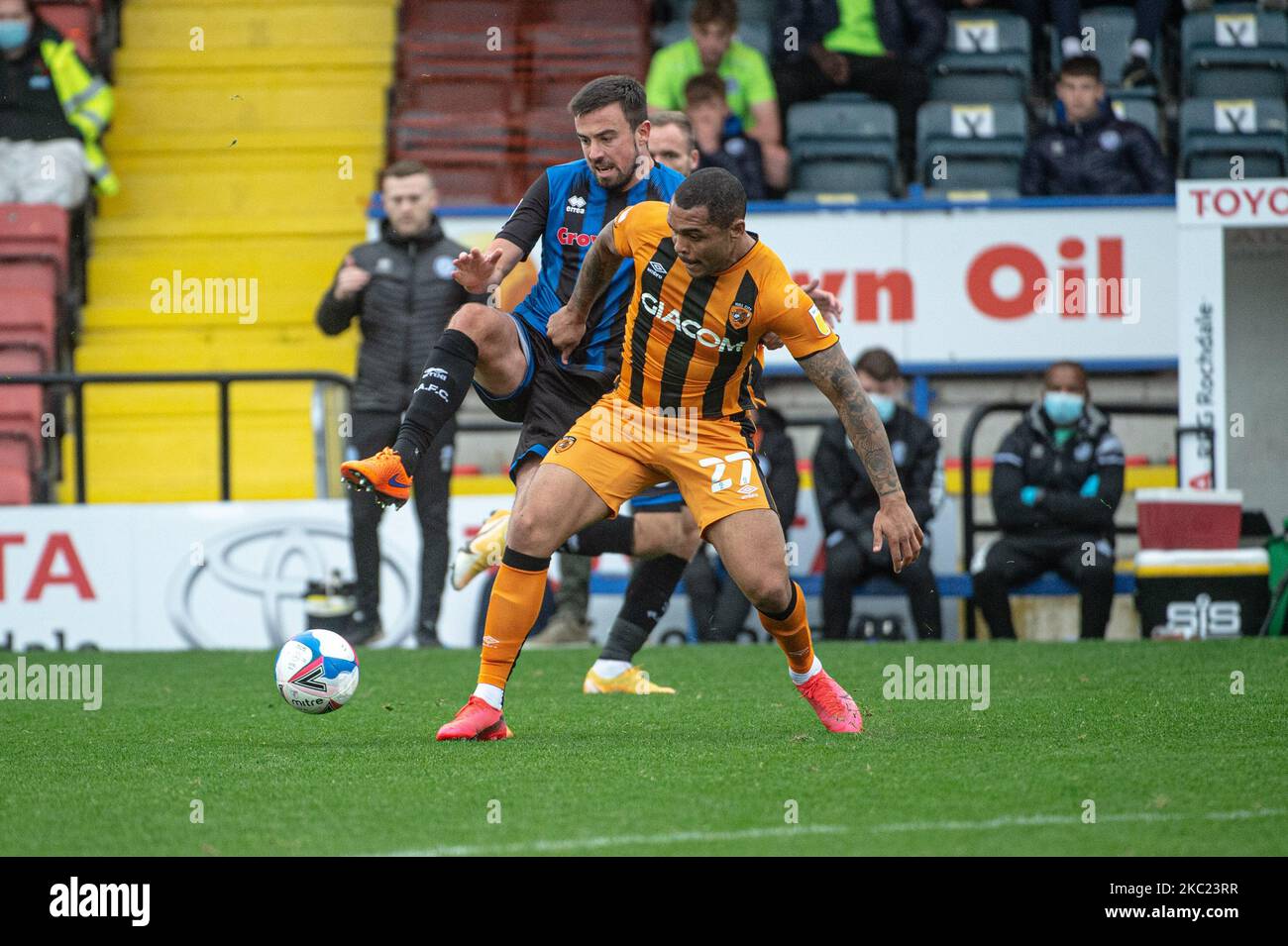 Josh Magennis vom Hull City FC hält Eoghan O'Connell vom Rochdale AFC während des Sky Bet League 1-Spiels zwischen Rochdale und Hull City im Spotland Stadium, Rochdale, am Samstag, den 17.. Oktober 2020, ab. (Foto von Ian Charles/MI News/NurPhoto) Stockfoto