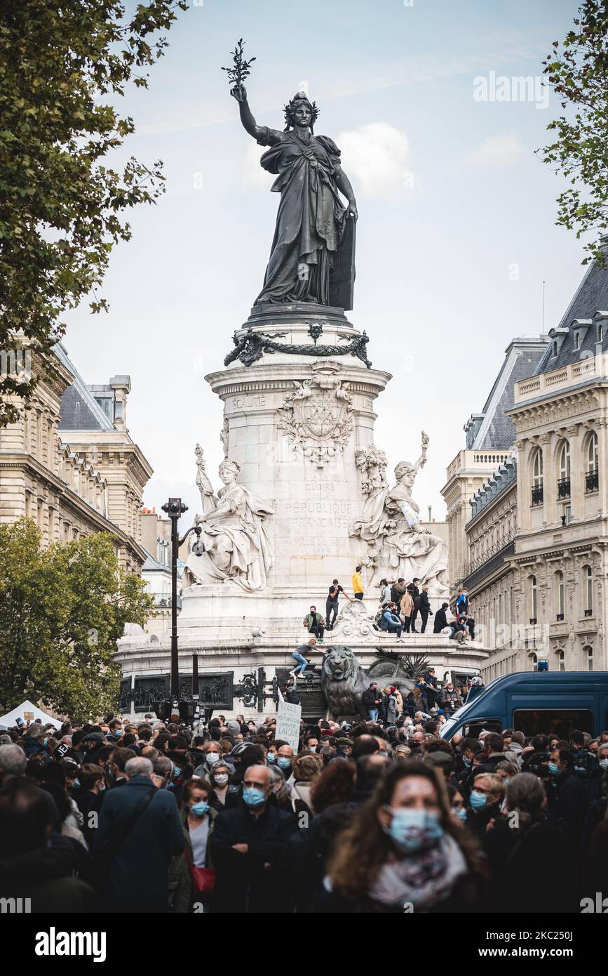 Mehrere tausend Menschen versammelten sich am 18. Oktober 2020 auf dem Place de la Republique in Paris, Frankreich, um Samuel Paty, einen Geschichtslehrer, zu ehren, der bei einem Terroranschlag in der Nähe des Kollegs ermordet und geköpft wurde, wo er in Conflans Saint-Honorine, einem Pariser Vorort, arbeitete. Während dieser Ehrung hielten viele Menschen Schilder mit Slogans wie „'Ich bin Samuel'', ''Ich bin ein Lehrer'' oder verschiedenen Slogans über die Meinungsfreiheit. (Foto von Samuel Boivin/NurPhoto) Stockfoto