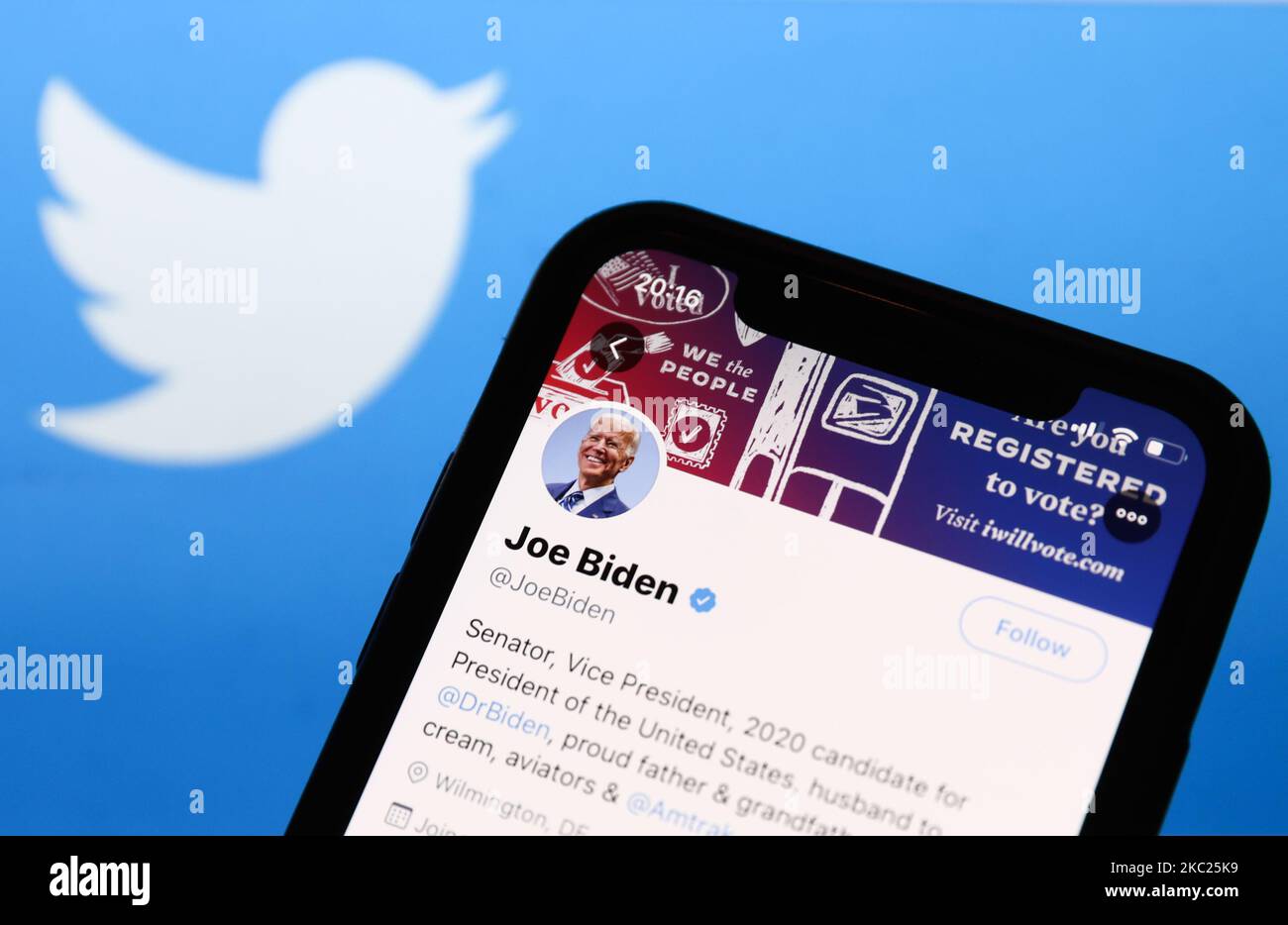 Der Twitter-Feed des Kandidaten für den US-Präsidenten Joe Biden wird auf einem Telefonbildschirm mit Twitter-Logo im Hintergrund in dieser Abbildung am 18. Oktober 2020 angezeigt. (Fotoillustration von Jakub Porzycki/NurPhoto) Stockfoto