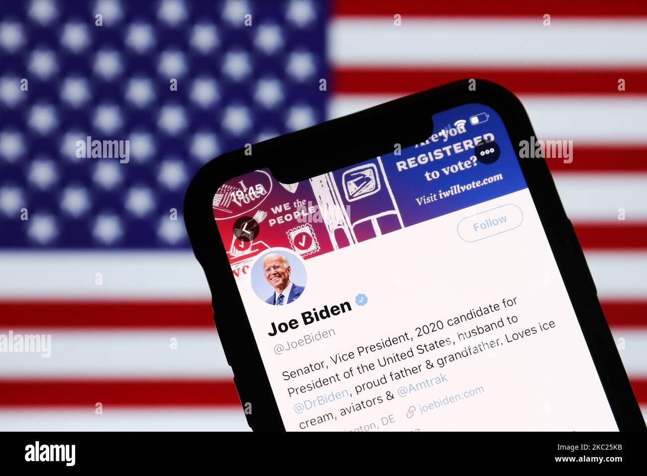 Der Twitter-Feed des Kandidaten für den US-Präsidenten Joe Biden ist auf einem Telefonbildschirm mit amerikanischer Flagge im Hintergrund in dieser Abbildung zu sehen, die am 18. Oktober 2020 aufgenommen wurde. (Fotoillustration von Jakub Porzycki/NurPhoto) Stockfoto