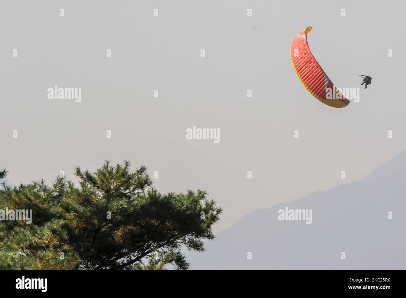Paragliding Pilotflug am Herbsthimmel in Danyang, Südkorea, am 19. Oktober 2020. Die Temperaturen in Seoul fielen am Donnerstagmorgen auf 6,6 C, was das kälteste Wetter in diesem Herbst markiert, teilte der nationale Wetterdienst mit. (Foto von Seung-il Ryu/NurPhoto) Stockfoto