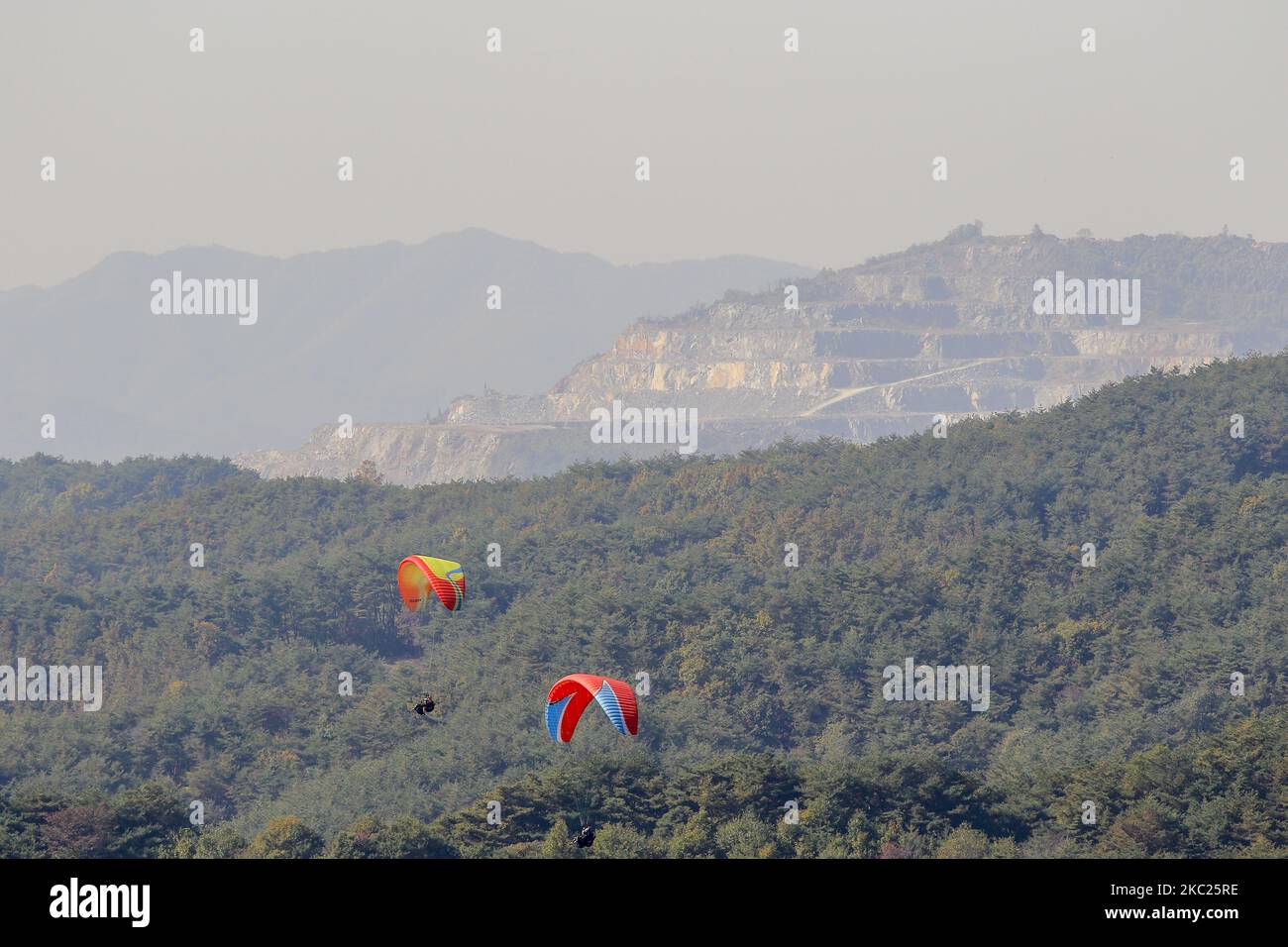 Paragliding Pilotflug am Herbsthimmel in Danyang, Südkorea, am 19. Oktober 2020. Die Temperaturen in Seoul fielen am Donnerstagmorgen auf 6,6 C, was das kälteste Wetter in diesem Herbst markiert, teilte der nationale Wetterdienst mit. (Foto von Seung-il Ryu/NurPhoto) Stockfoto