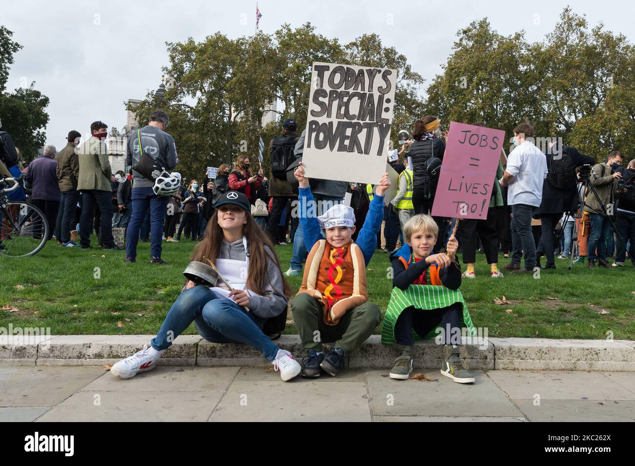 Hunderte von Mitarbeitern im Gastgewerbe nehmen an einer Demonstration auf dem Parliament Square Teil, gegen den Mangel an wissenschaftlichen Nachweisen hinter den neuen Beschränkungen des Coronavirus, die von der Regierung auferlegt wurden, wie die obligatorische Ausgangssperre von 10pm, Und es gab am 19. Oktober 2020 in London, England, keine sektorspezifische finanzielle Unterstützung für Unternehmen in Tier-2-Gebieten. Das Gastgewerbe, die drittgrößte Branche des Vereinigten Königreichs und 10 % der Arbeitsplätze des Landes ausmacht, wurde durch die Beschränkungen schwer getroffen, da in den letzten drei Monaten 100.000 Arbeitsplätze verloren gingen. (Foto von Wiktor Szymanowicz/NurPhoto) Stockfoto