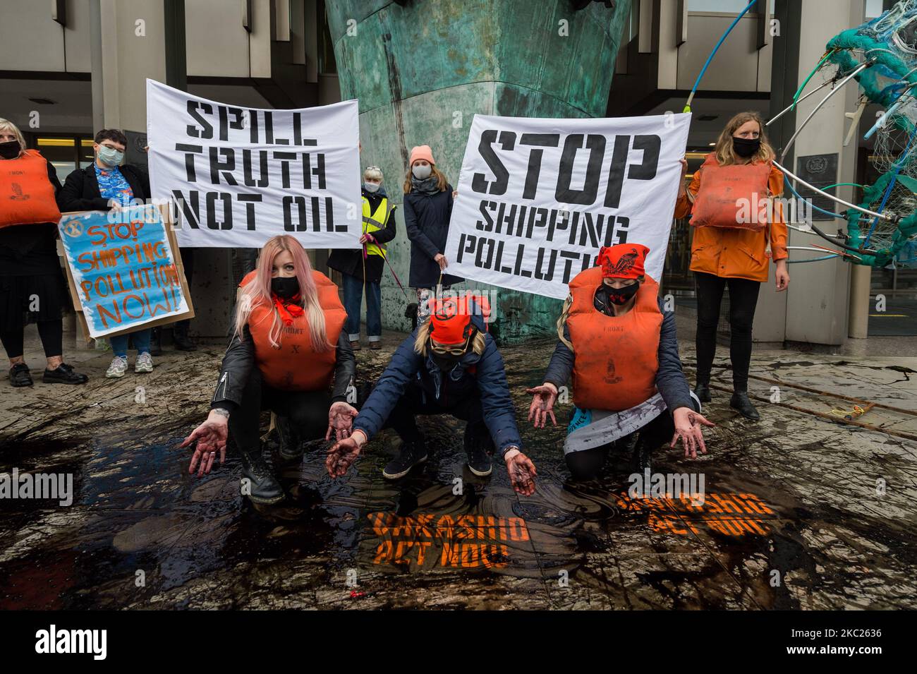 Aktivisten der Ocean Rebellion protestieren am 19. Oktober 2020 vor dem Hauptquartier der Internationalen Seeschifffahrtsorganisation der Vereinten Nationen in London, England, am Eröffnungstag der Verhandlungen über die Reduzierung der Treibhausgasemissionen aus der Schifffahrt. Die Demonstranten heben die Verwüstungen hervor, die durch die jüngste Ölpest von MV Wakashio auf den Völkern und Ökosystemen von Mauritius verursacht wurden. Untätigkeit der IMO beim Schutz der Ozeane und des Klimas und der Nachfragesicherung auf emissionsfreie Frachtschiffe, um die Verschmutzung durch verschüttete fossile Brennstoffe und die Treibhausgasemissionen der Schifffahrt, die derzeit läuft, zu verhindern Stockfoto