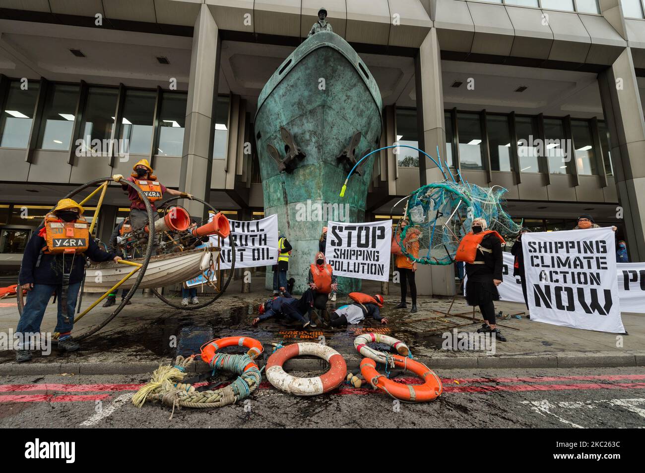 Aktivisten der Ocean Rebellion protestieren am 19. Oktober 2020 vor dem Hauptquartier der Internationalen Seeschifffahrtsorganisation der Vereinten Nationen in London, England, am Eröffnungstag der Verhandlungen über die Reduzierung der Treibhausgasemissionen aus der Schifffahrt. Die Demonstranten heben die Verwüstungen hervor, die durch die jüngste Ölpest von MV Wakashio auf den Völkern und Ökosystemen von Mauritius verursacht wurden. Untätigkeit der IMO beim Schutz der Ozeane und des Klimas und der Nachfragesicherung auf emissionsfreie Frachtschiffe, um die Verschmutzung durch verschüttete fossile Brennstoffe und die Treibhausgasemissionen der Schifffahrt, die derzeit läuft, zu verhindern Stockfoto