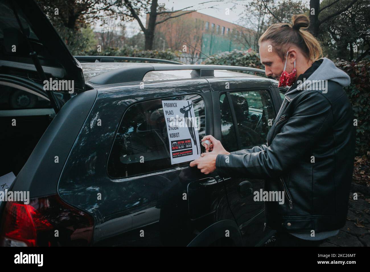 Der Frauenstreik fand am 19. Oktober 2020 in Breslau, Polen, statt. Aufgrund von COVID-19 entschied sich die Breslauer Gruppe für einen Autostreik. Sie wollen die Aufmerksamkeit auf die Probleme von Frauen in Polen mit gekennzeichneten Fahrzeugen und langsamem Stadtfahren lenken. (Foto von Krzysztof Zatycki/NurPhoto) Stockfoto