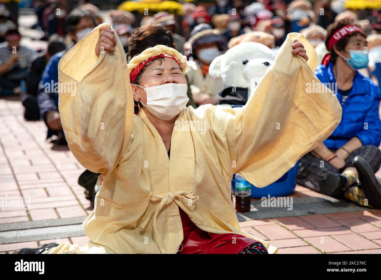 Händler der Föderation der Straßenhändler rufen am 20. Oktober 2020 in Seoul, Südkorea, bei einer Pressekonferenz vor dem Büro des Bezirks Mapo Slogans aus. Die Händler waren ohne Probleme in Betrieb, aber der Distrikt Mapo behauptete, dass die Verkaufsstände im September abgerissen wurden, als Straßenhändler aufgrund der Einführung sozialer Distanzen auf Ebene 2,5, die durch die Ausbreitung der Coronavirus-Krankheit verursacht wurden (COVID-19), keine Geschäfte tätigen konnten. (Foto von Chris Jung/NurPhoto) Stockfoto